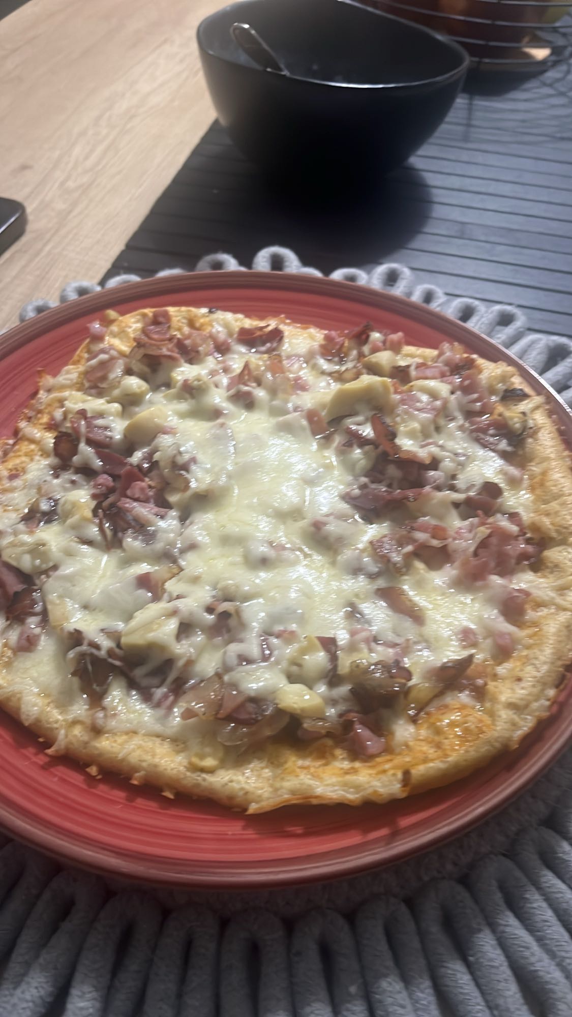 Pizza cu șuncă și ciuperci