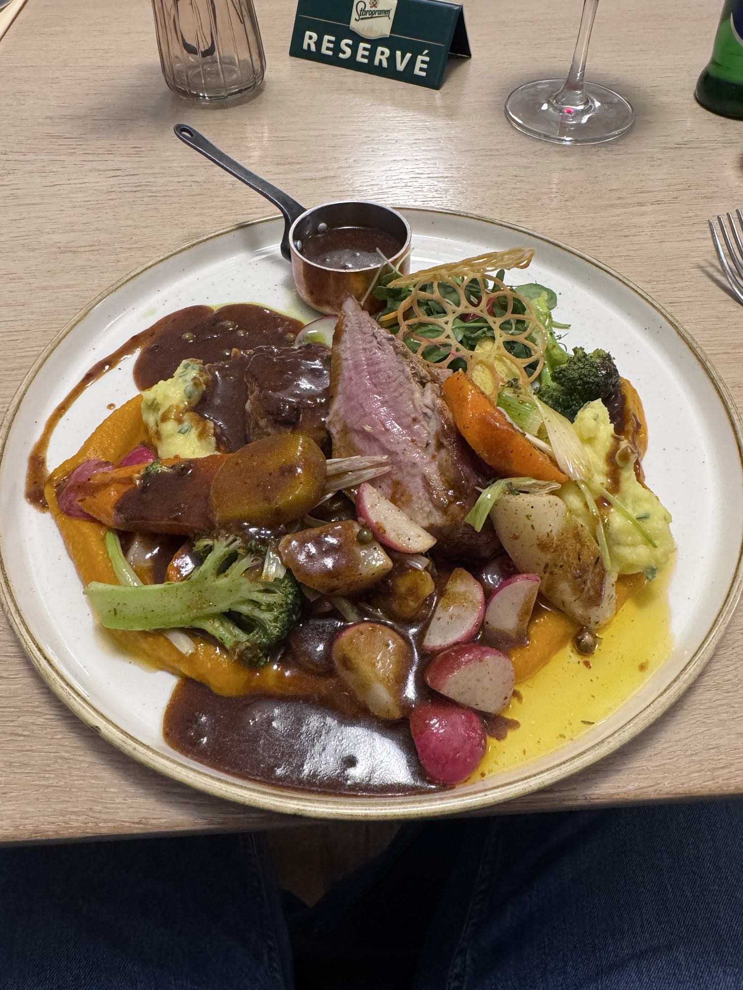 Viande et légumes rôtis