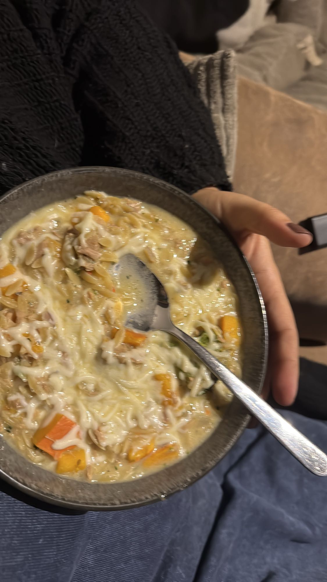 Cremige Orzo-Thunfisch-Gemüsesuppe
