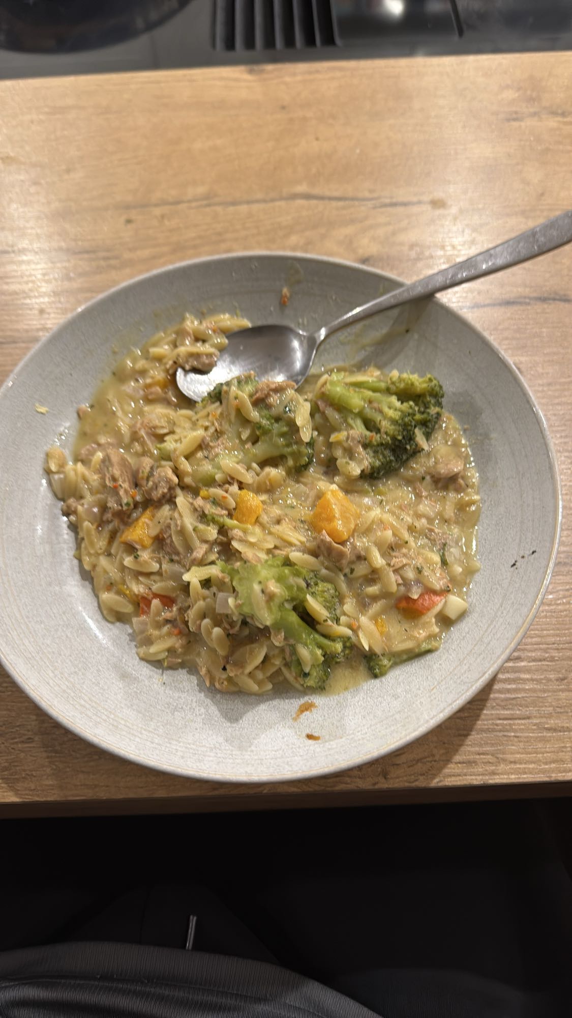 Orzo mit Gemüse und Thunfisch