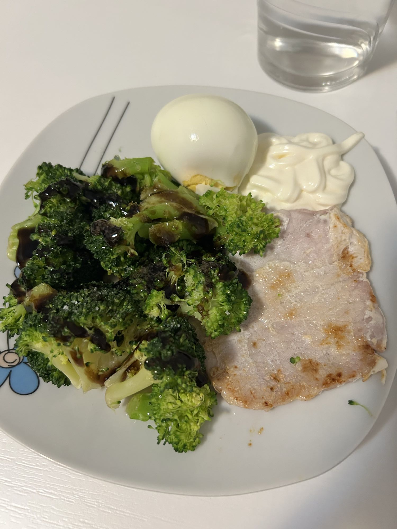 Plato de cerdo y brócoli