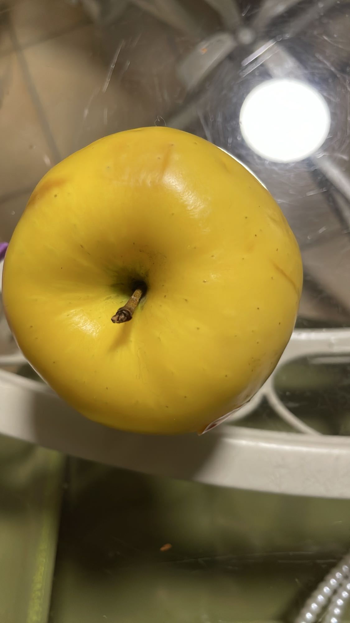 Pomme jaune entière