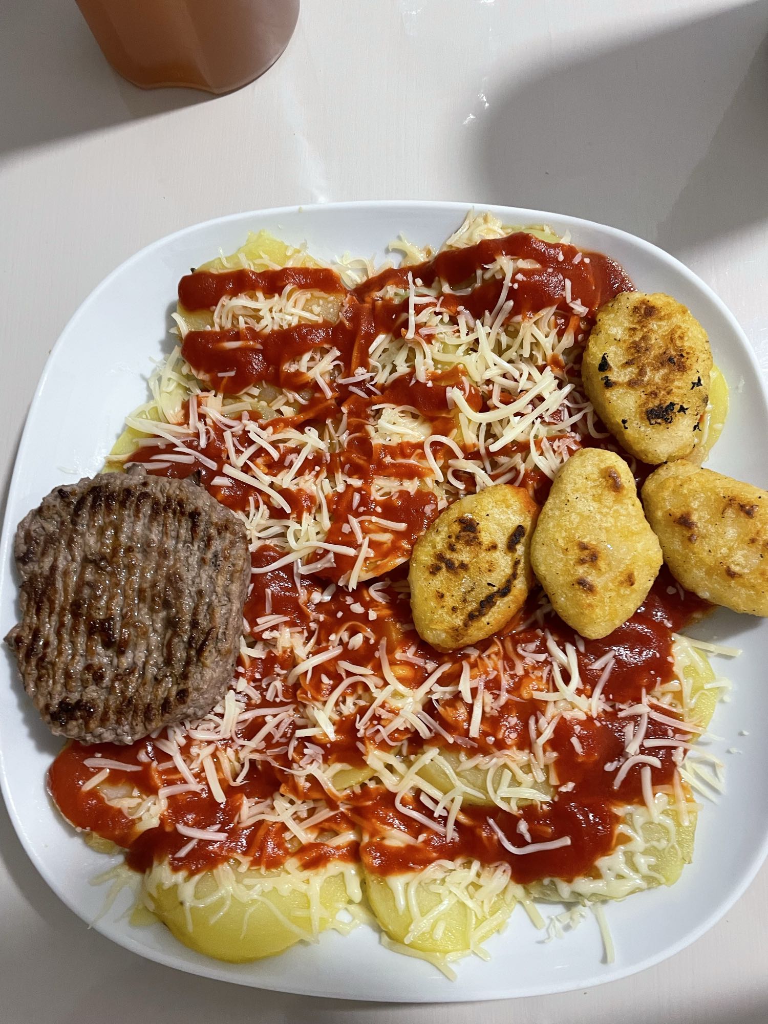 Pommes, steak, nuggets, fromage