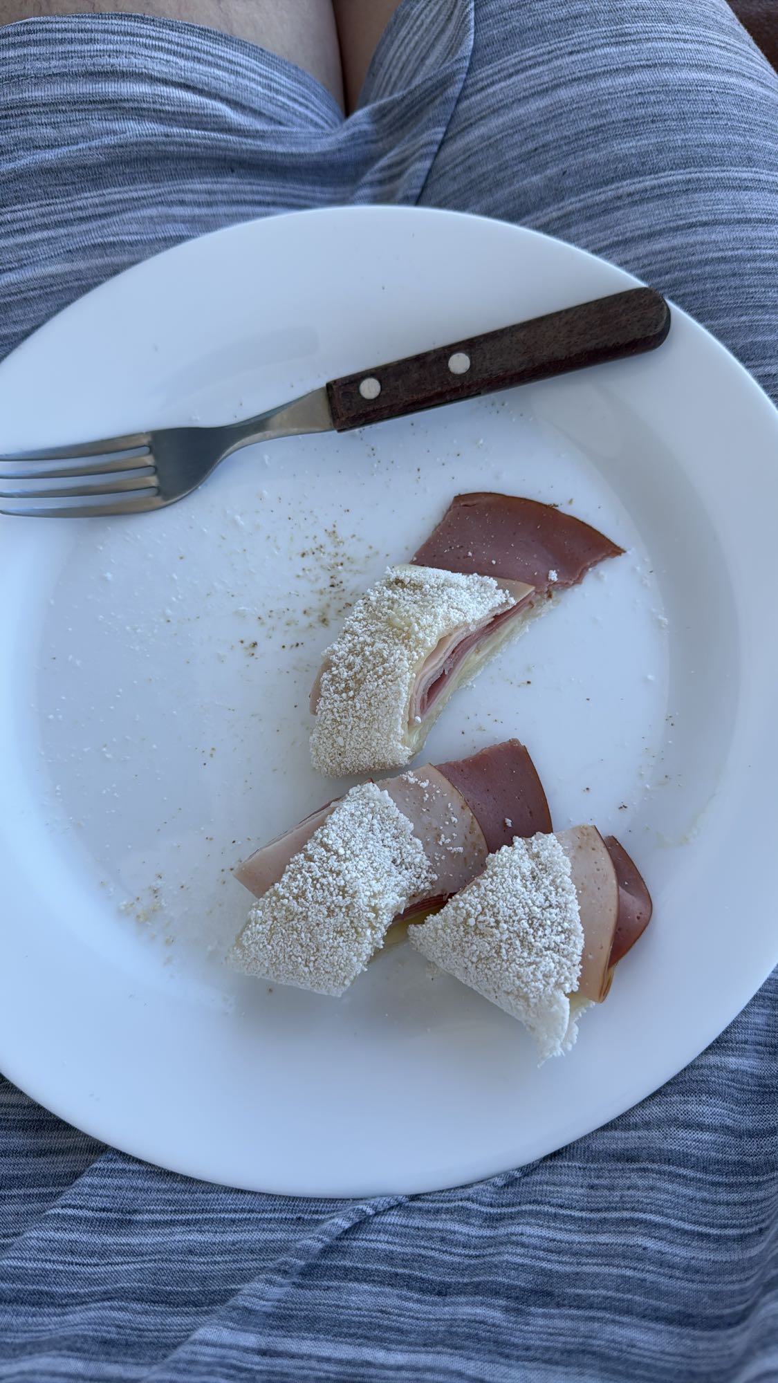 Pão com frios e queijo