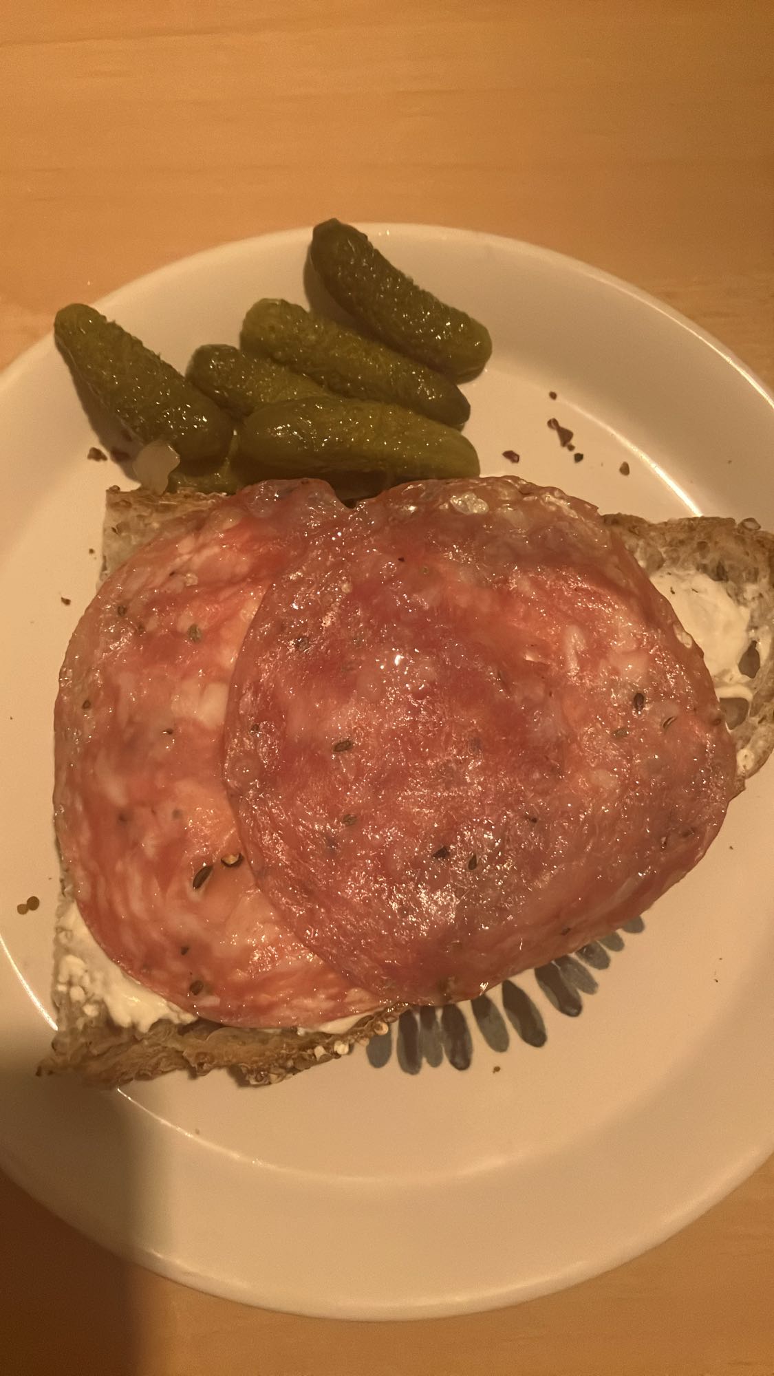 Pão com salame, cream cheese light, picles, leite e whey de chocolate