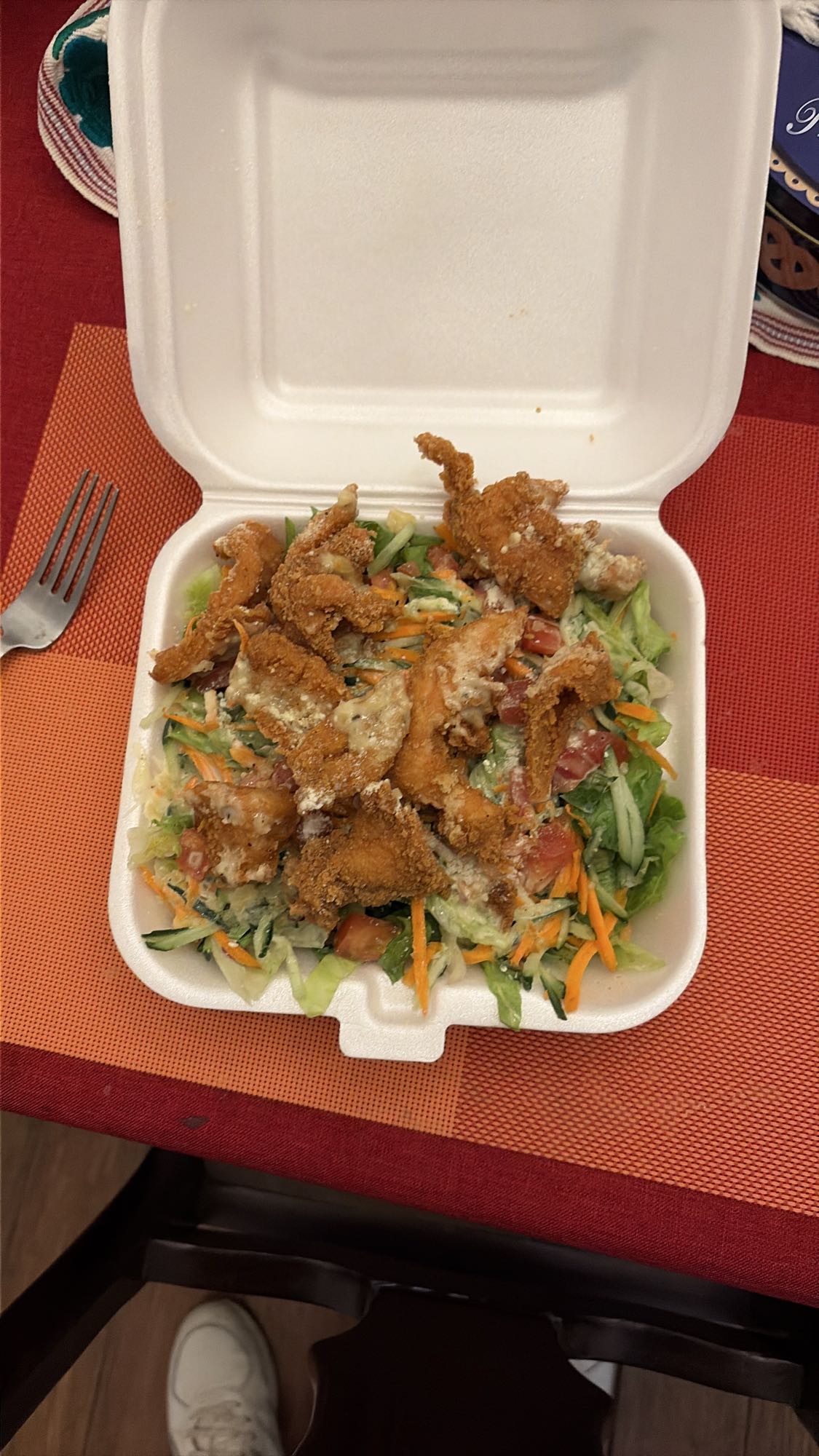 ensalada con pollo empanizado