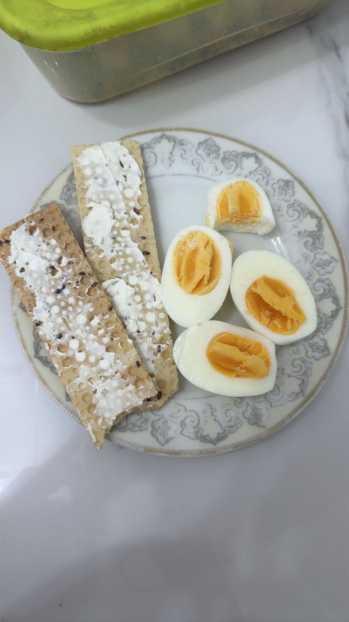 Яйца и хлебцы с творожным сыром