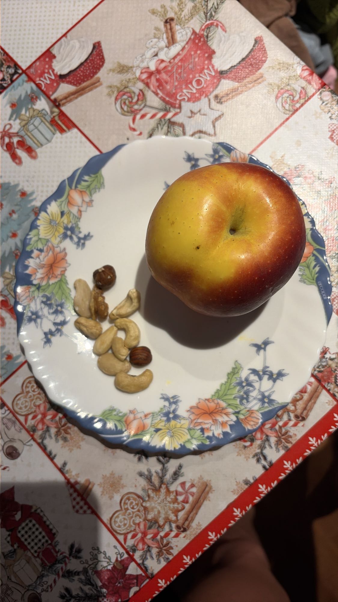 Măr cu nuci și caju