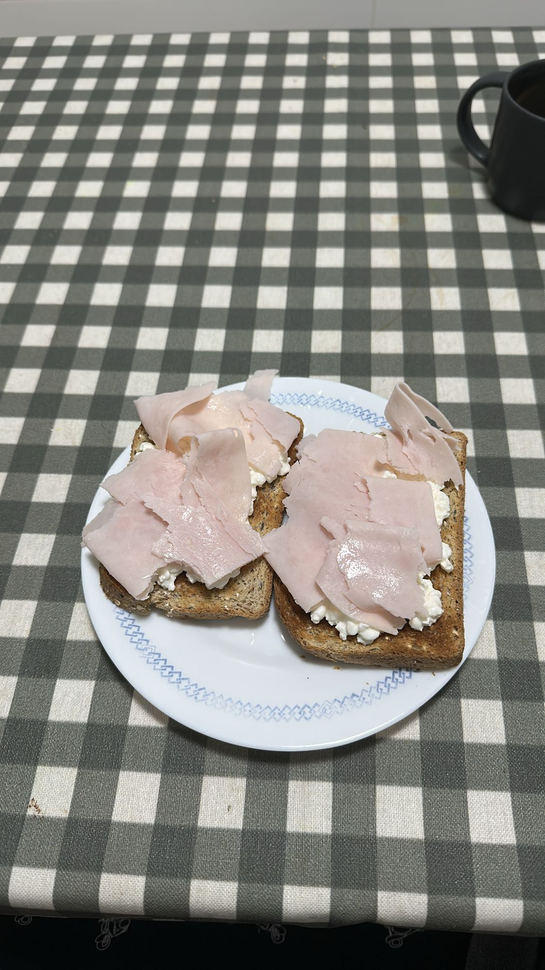 Tostadas con jamón y ricotta