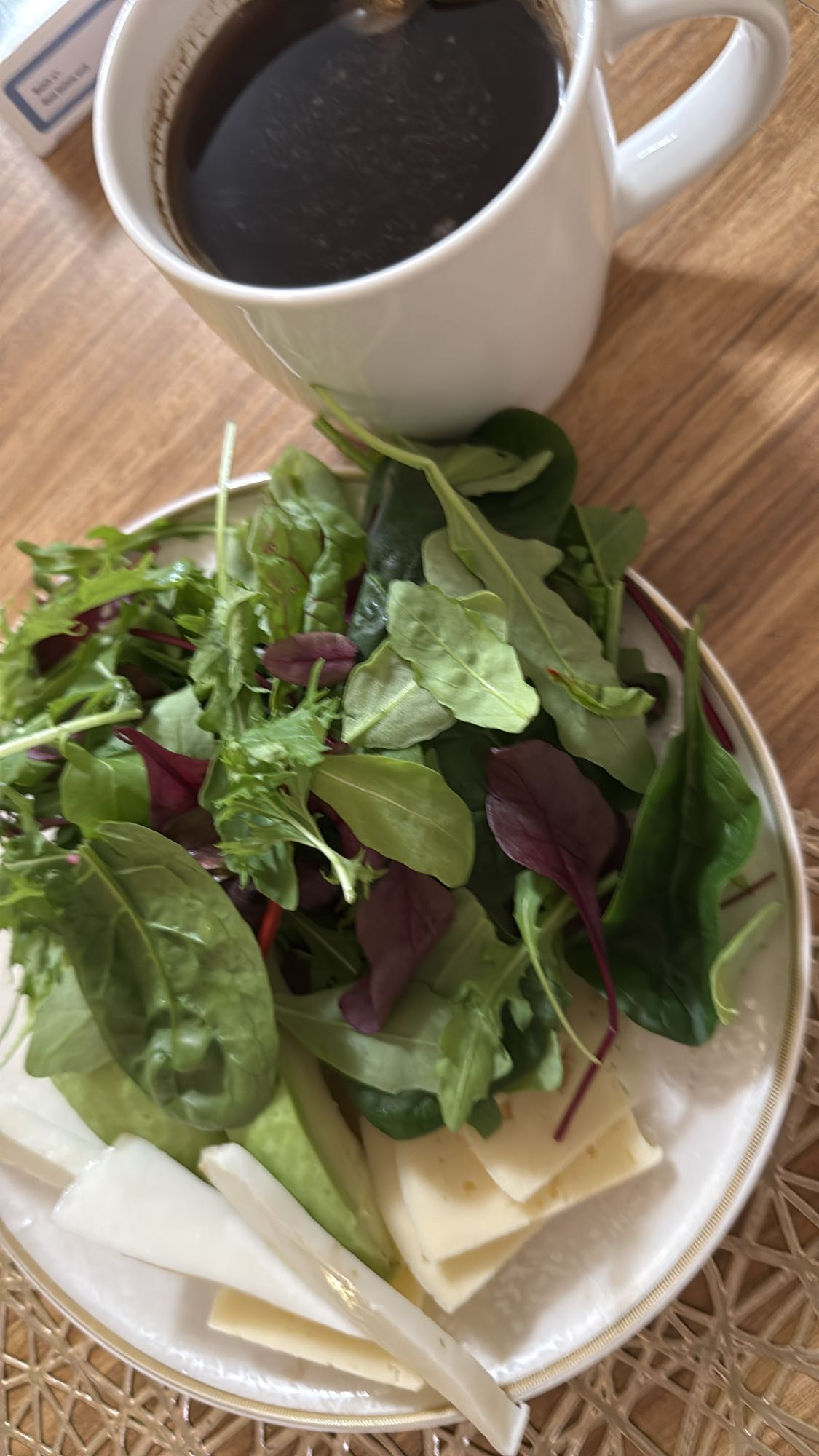 Салат с сыром и кофе