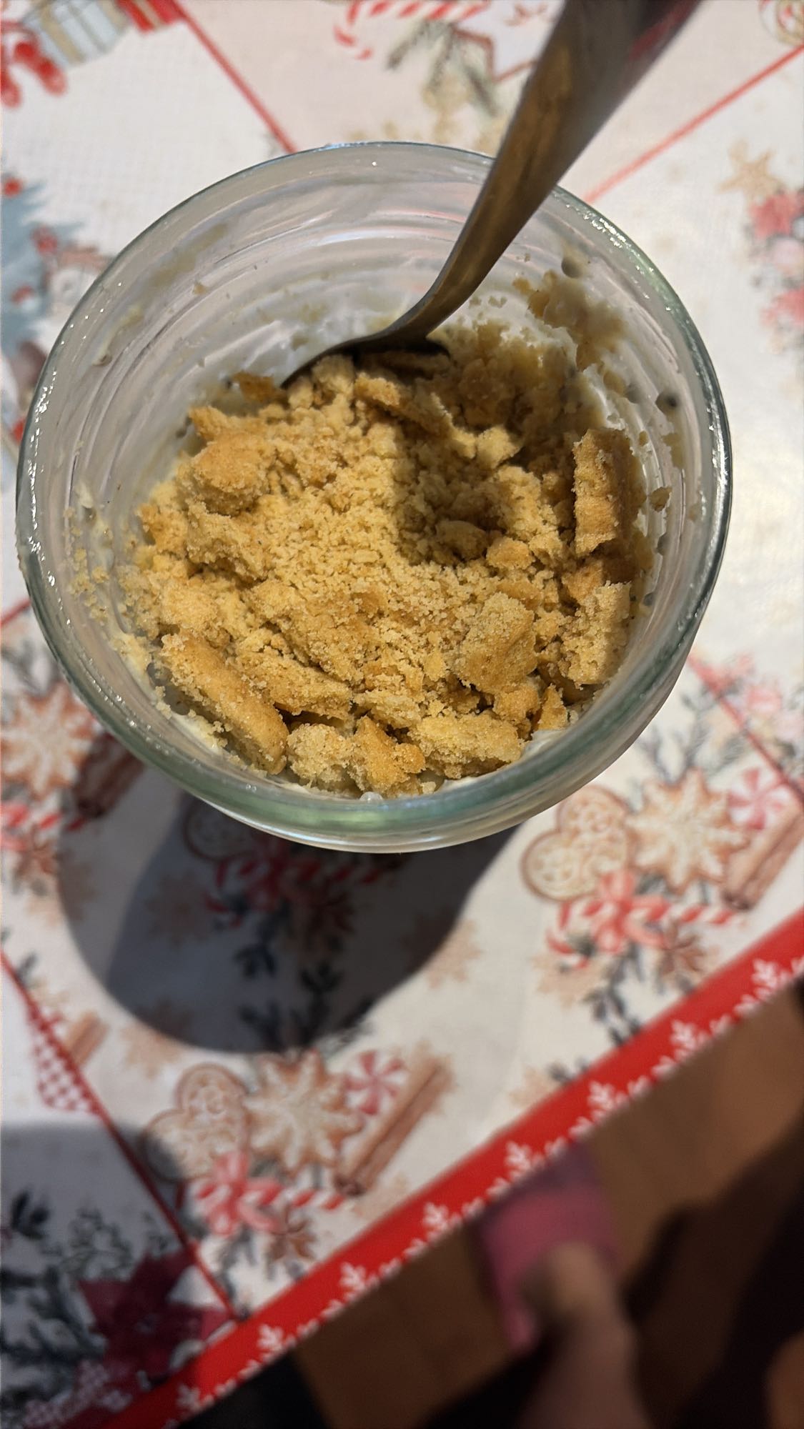 Ovăz cu kefir, iaurt grecesc, semințe de chia și biscuiți fără zahăr