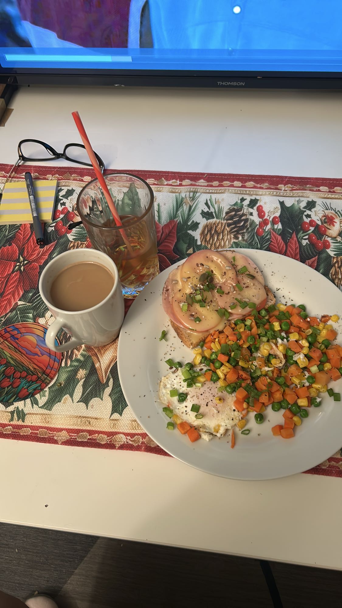 Завтрак с яйцом и тостом