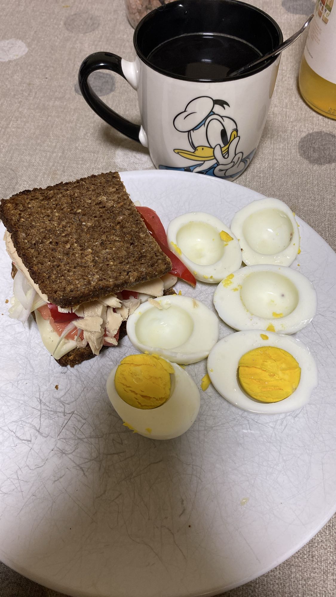 Sándwich con huevo, claras y atún