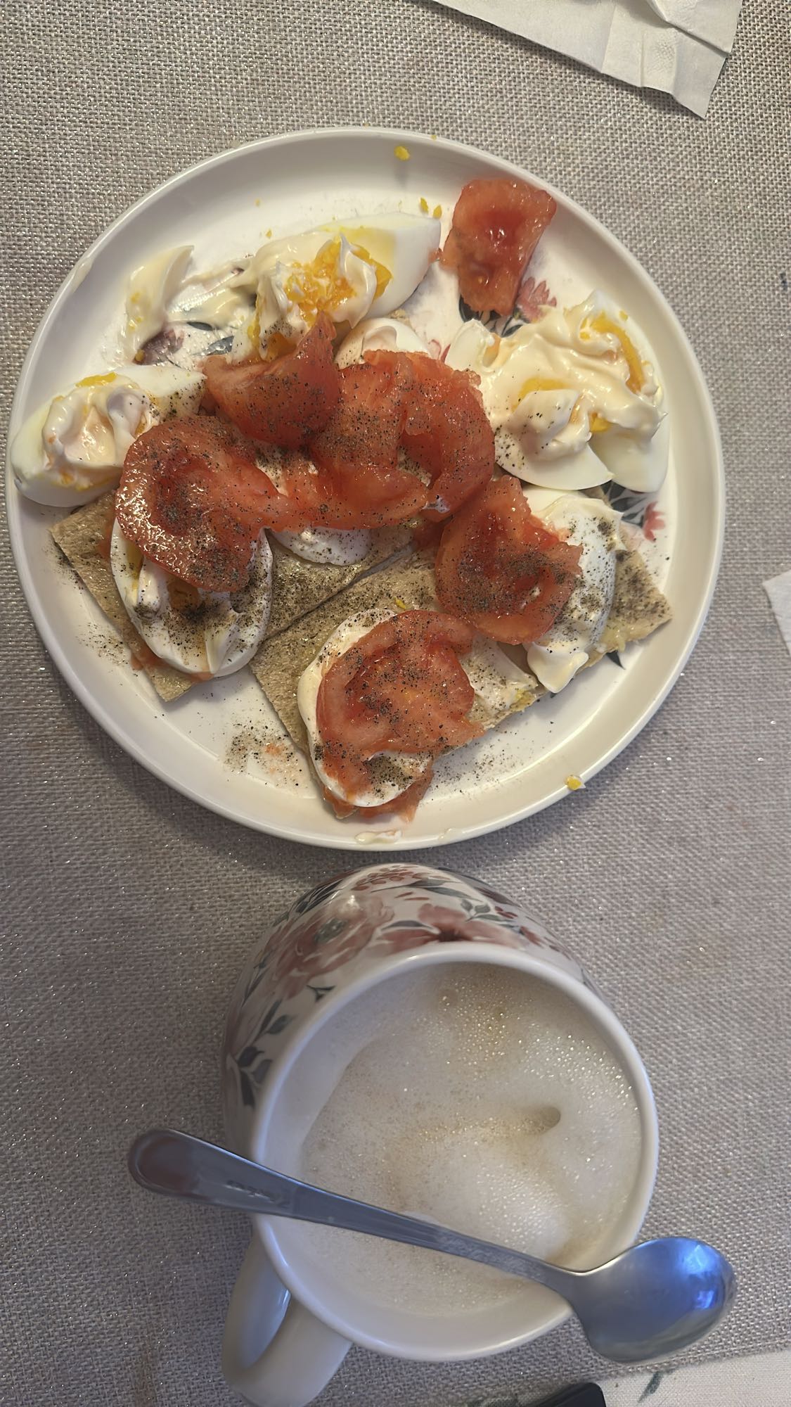 Jajka z pomidorem i kawą