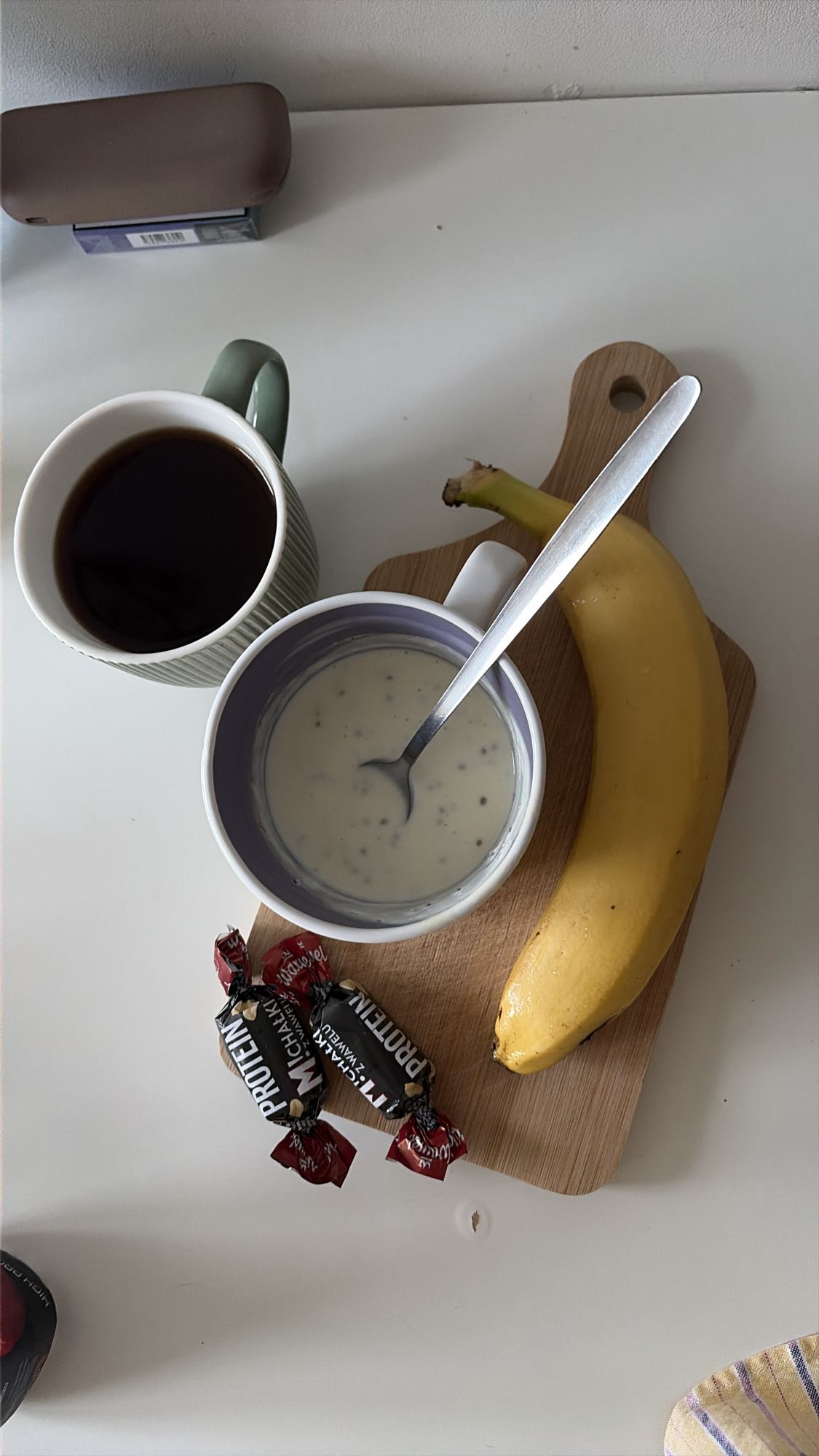 Завтрак с бананом и йогуртом