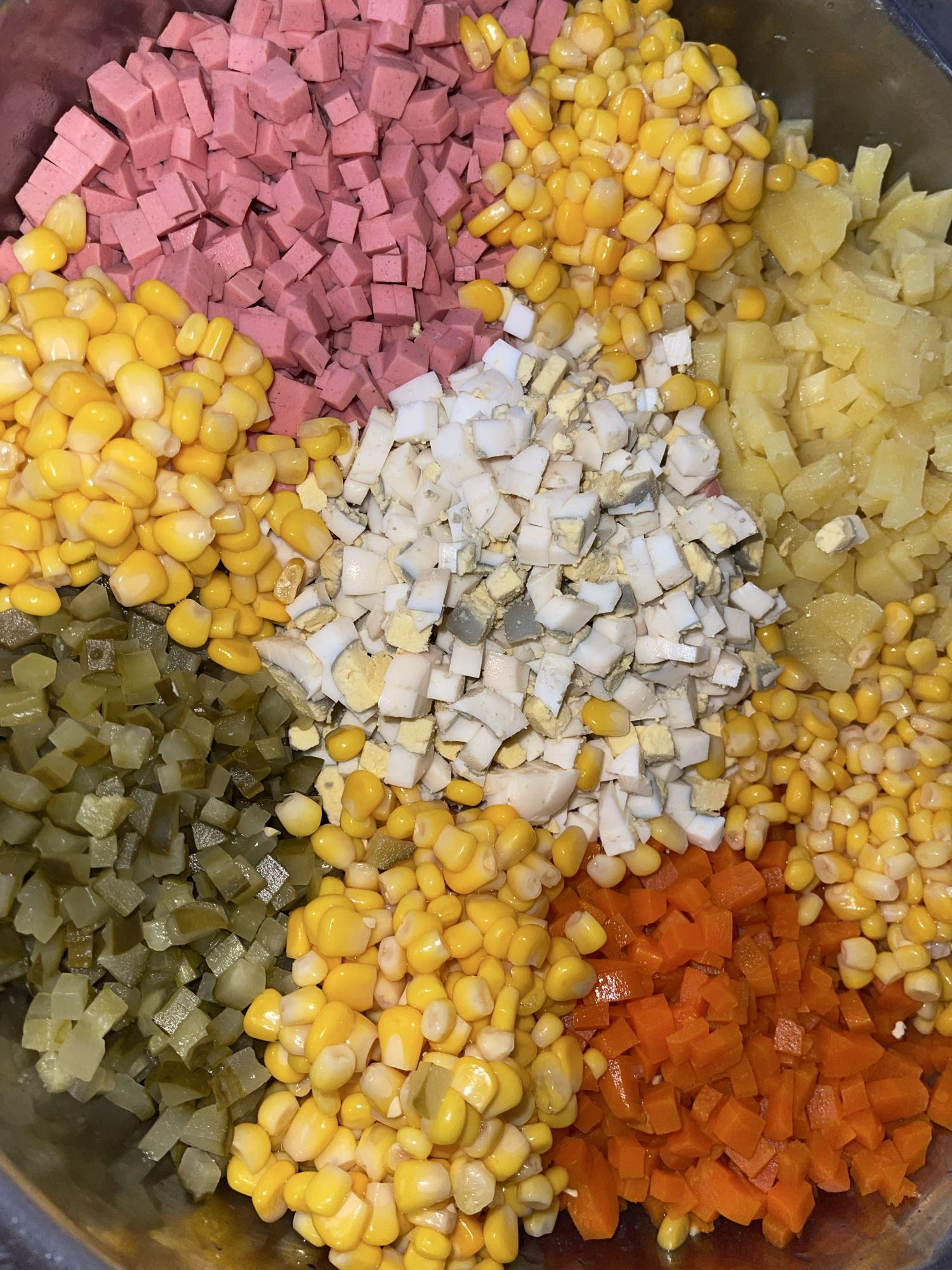 салат с кукурузой и колбасой