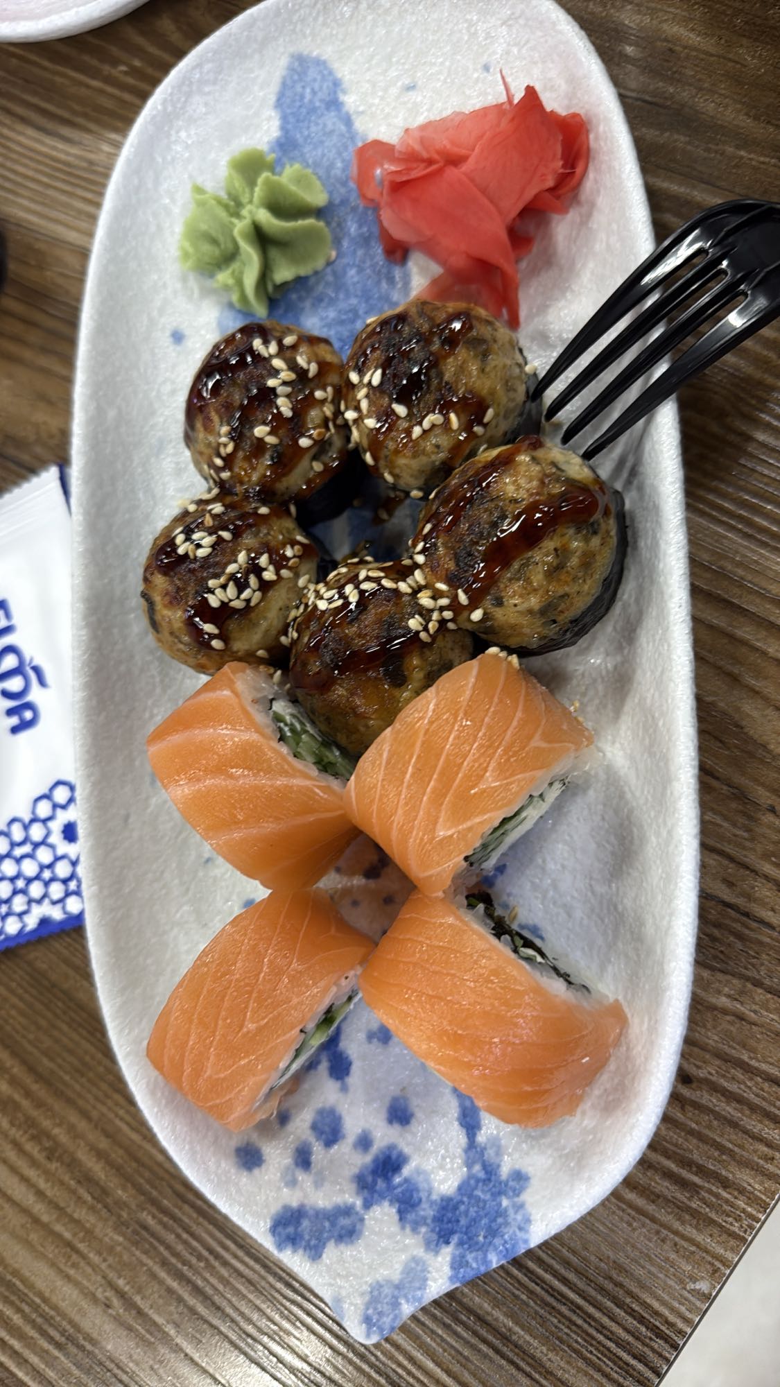 суши с лососем и тефтели