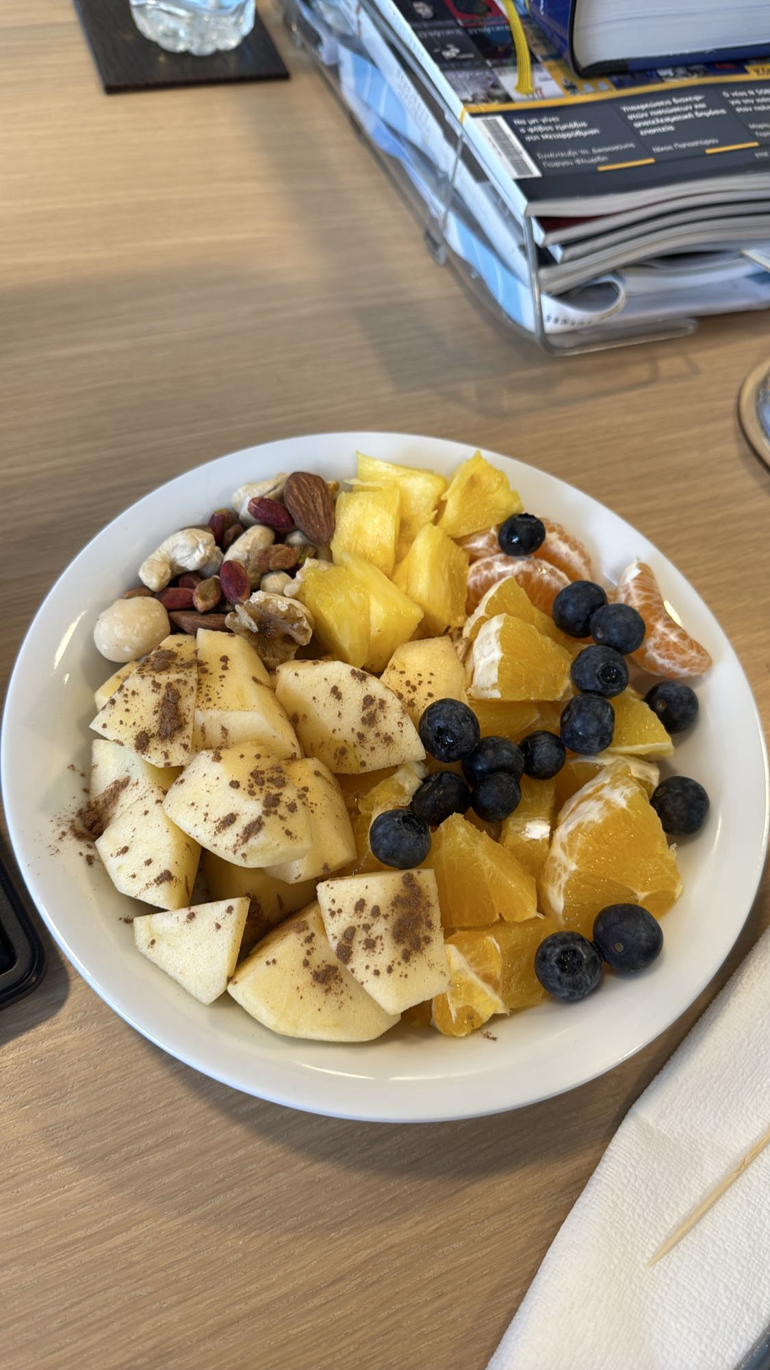 Φρουτοσαλάτα με ξηρούς καρπούς