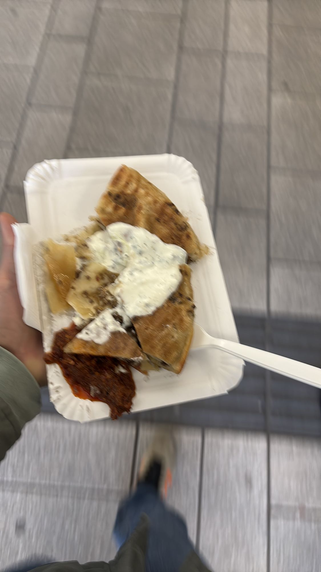 börek con carne y salsa