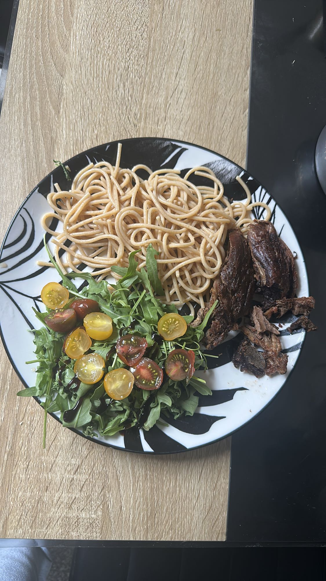 Paste cu vită și salată