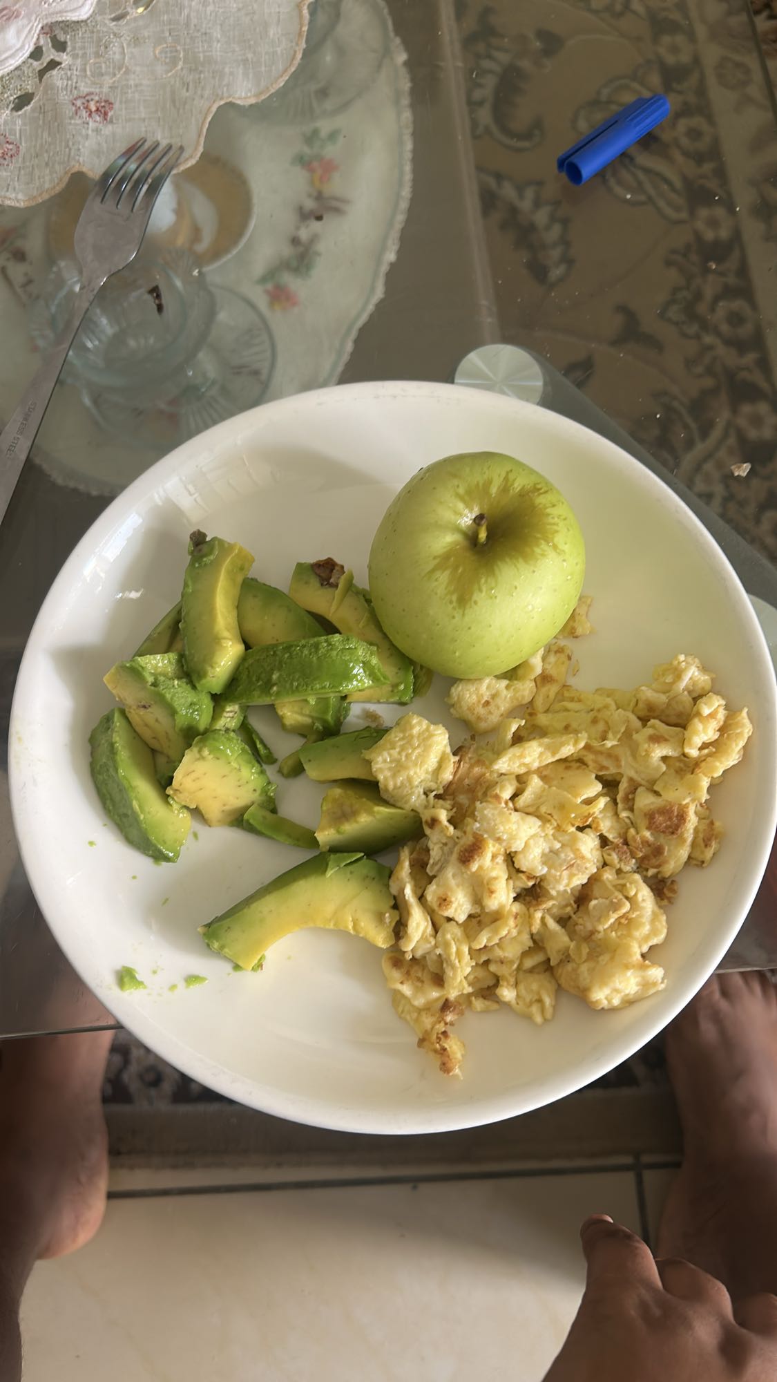 Oeufs, avocat et pomme