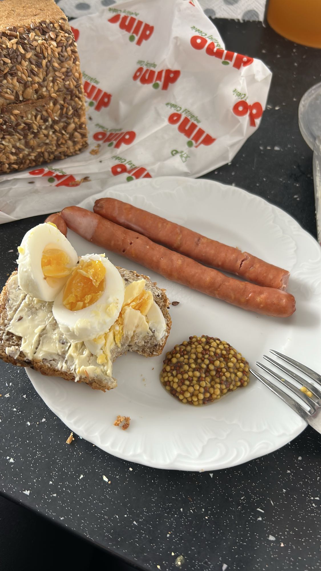 Jajka, parówki, chleb, musztarda