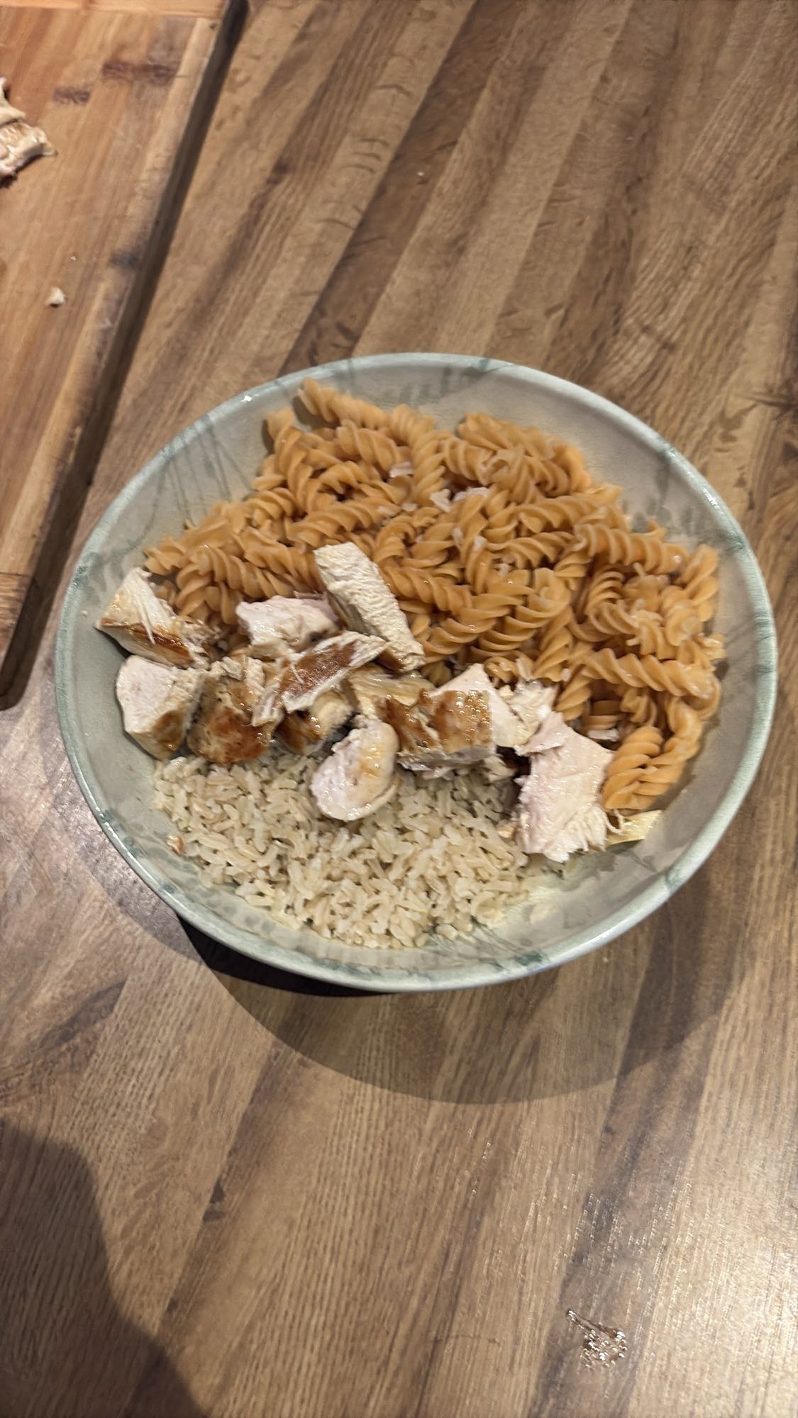 Poulet, riz et pâtes corail