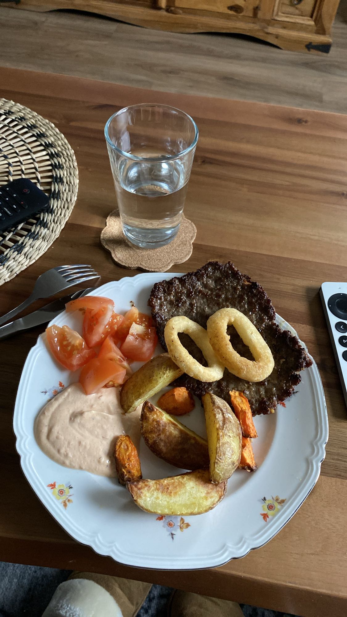 Köttfärsbiff med tillbehör