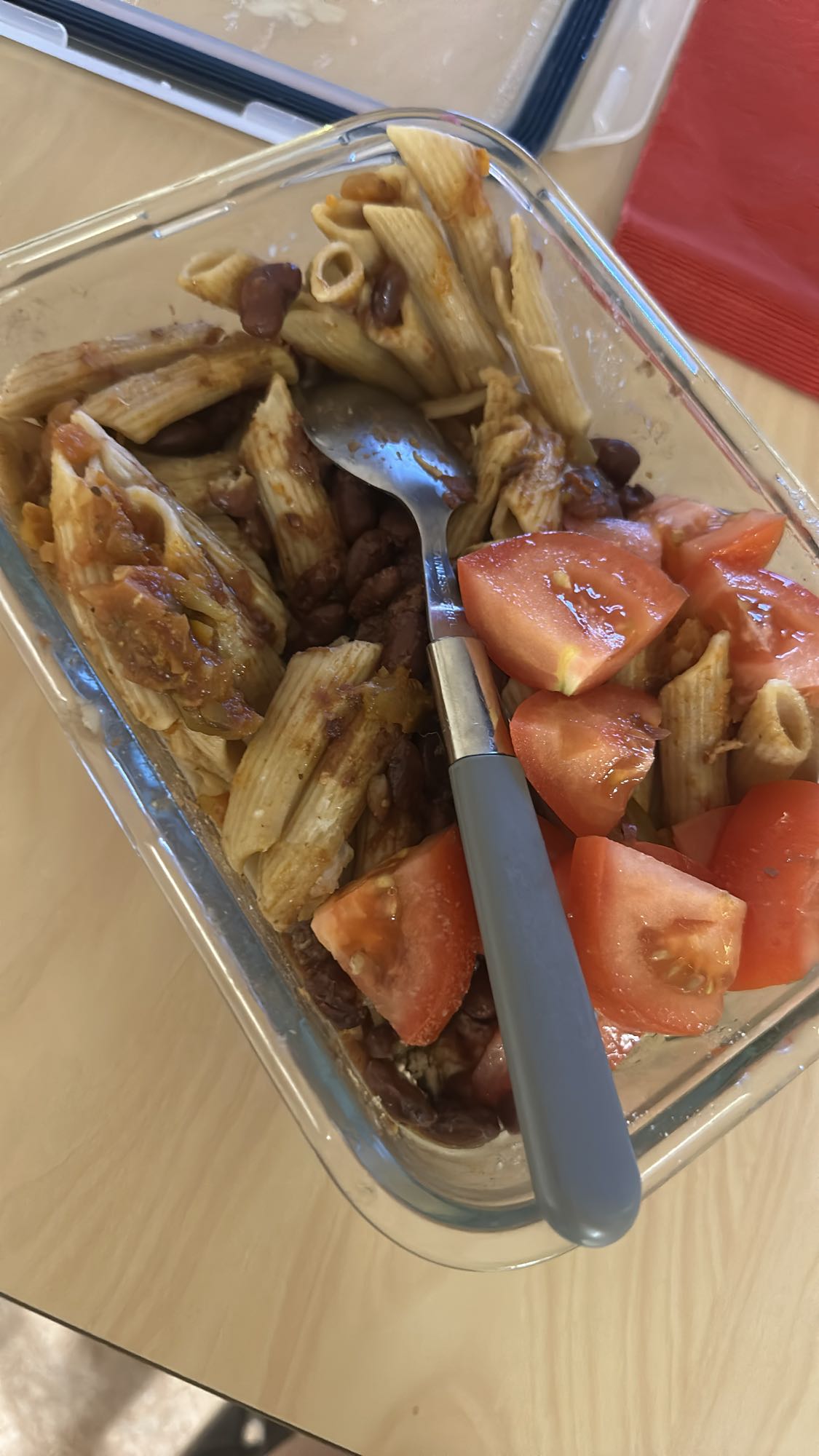 Pasta med bönor och tomat