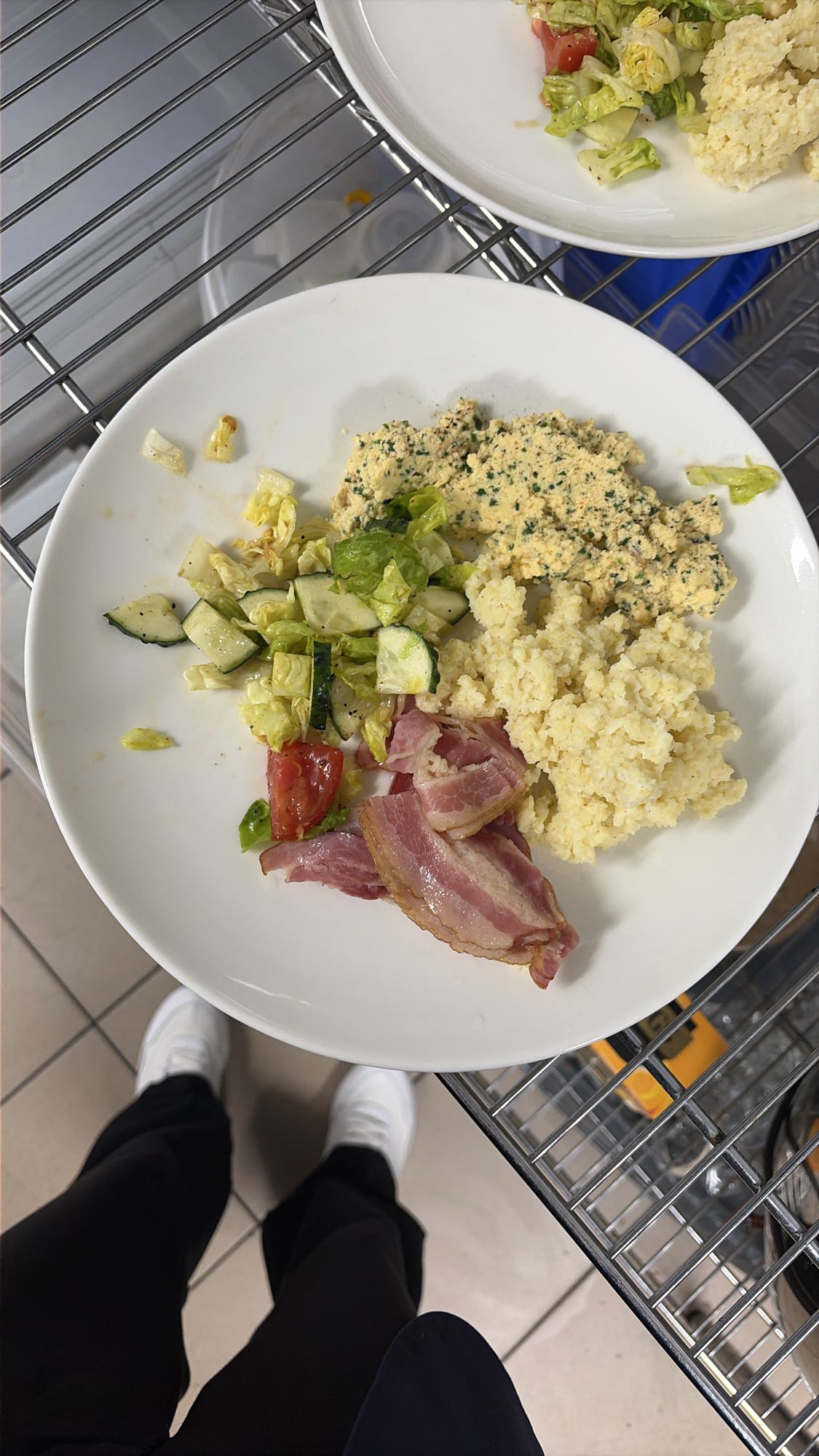 яичница с салатом и кашей