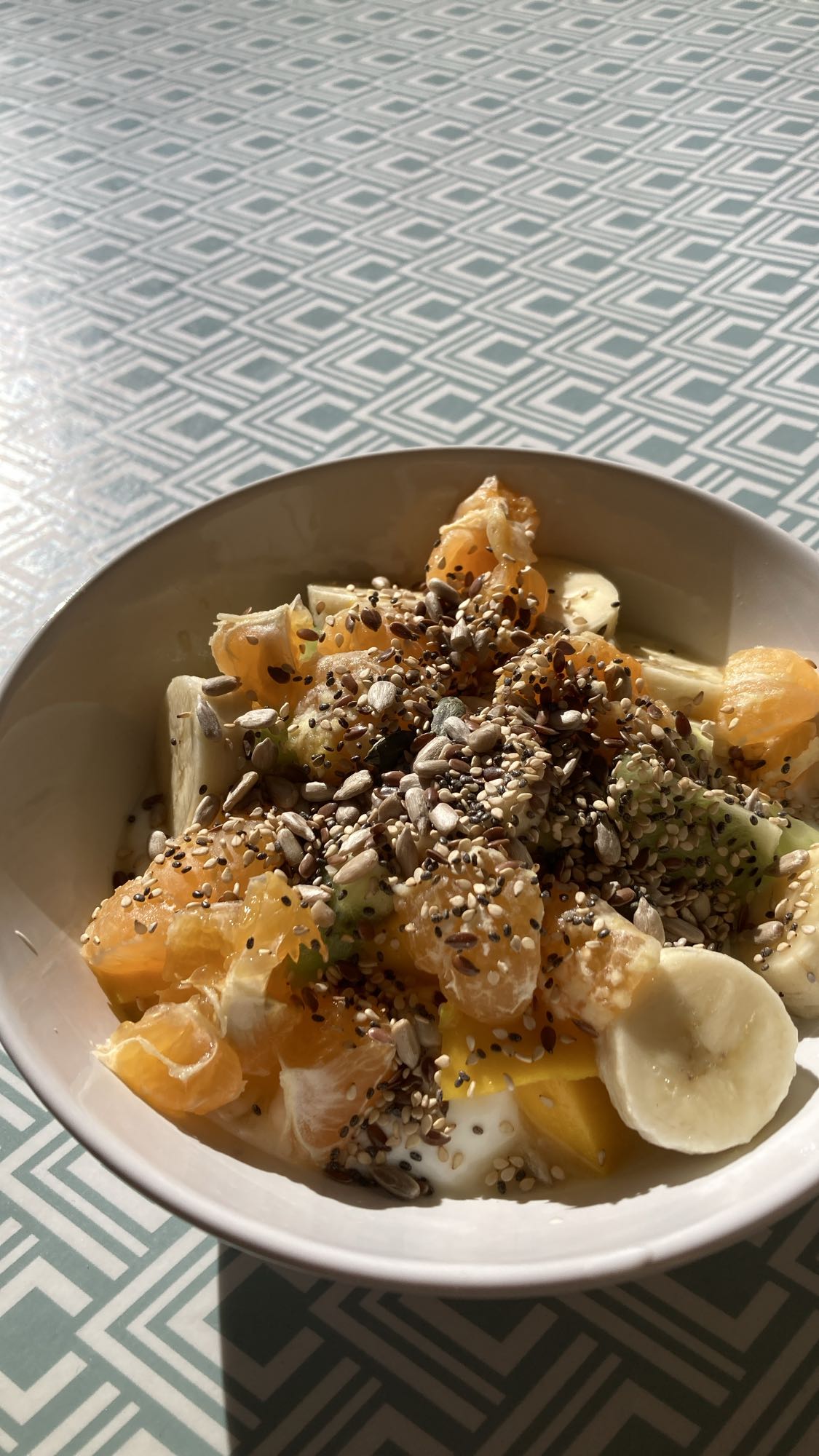 Fruktsallad med frön och yoghurt