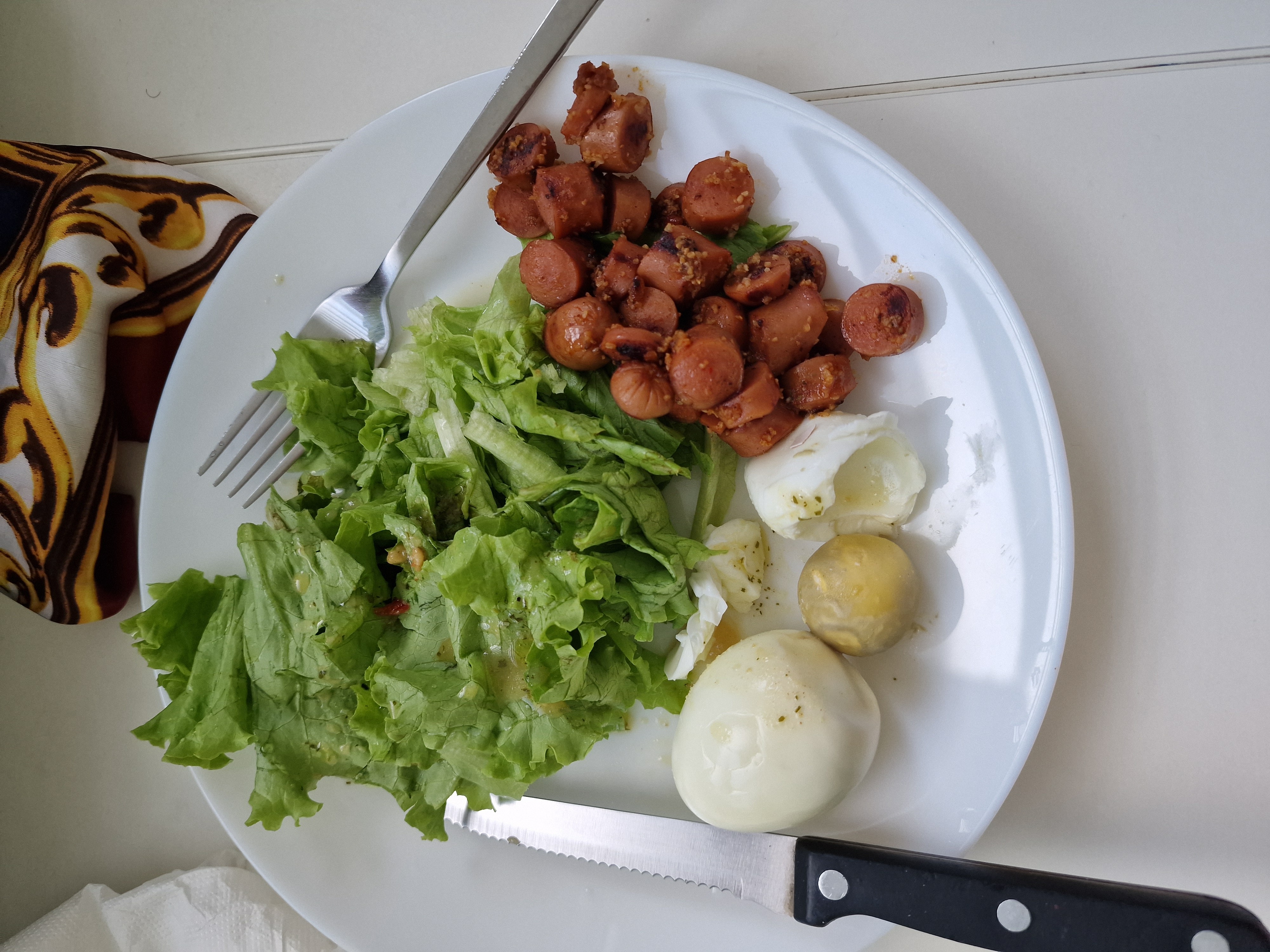 Salade, œufs et saucisses