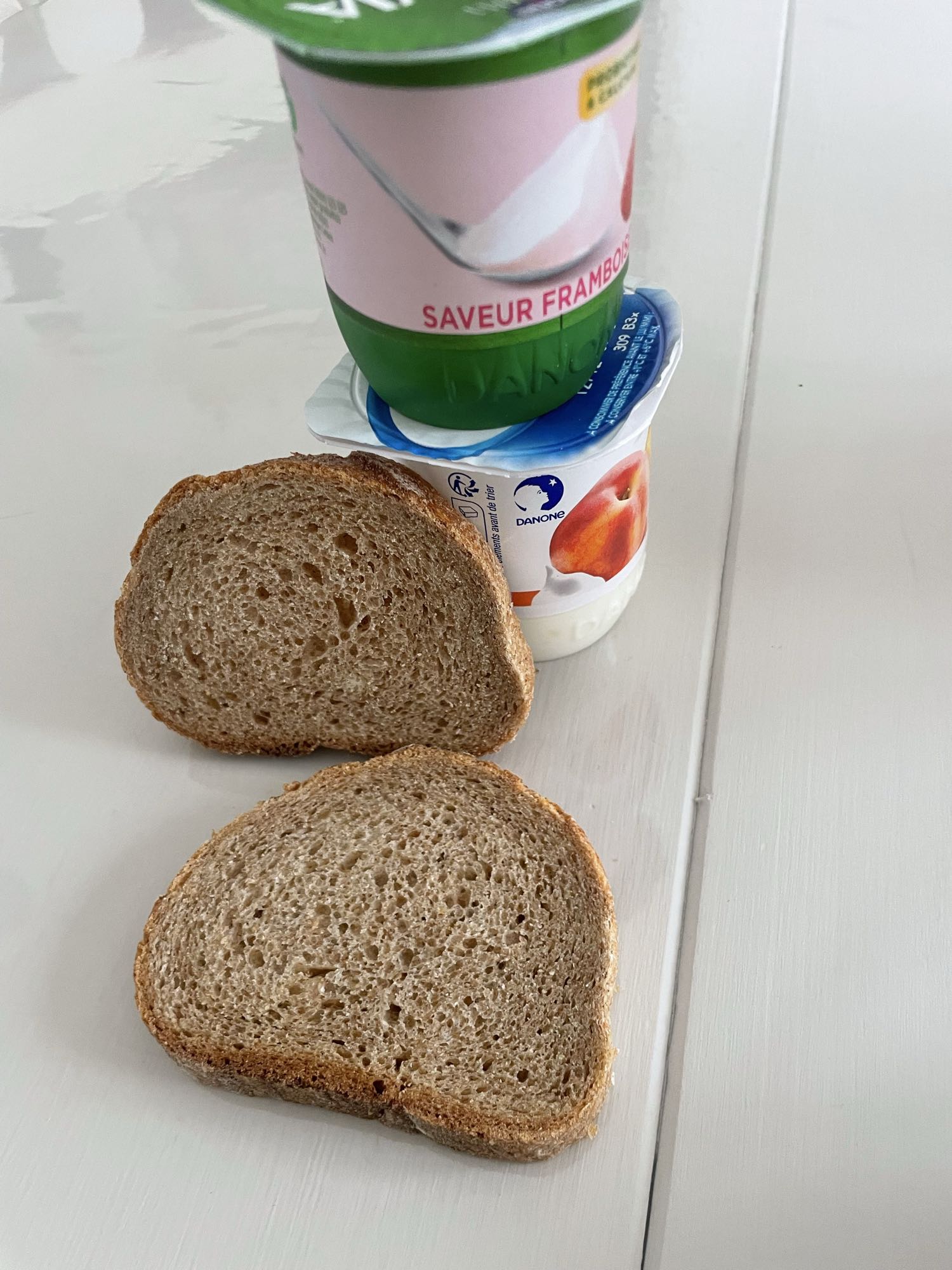 Yaourt et pain complet