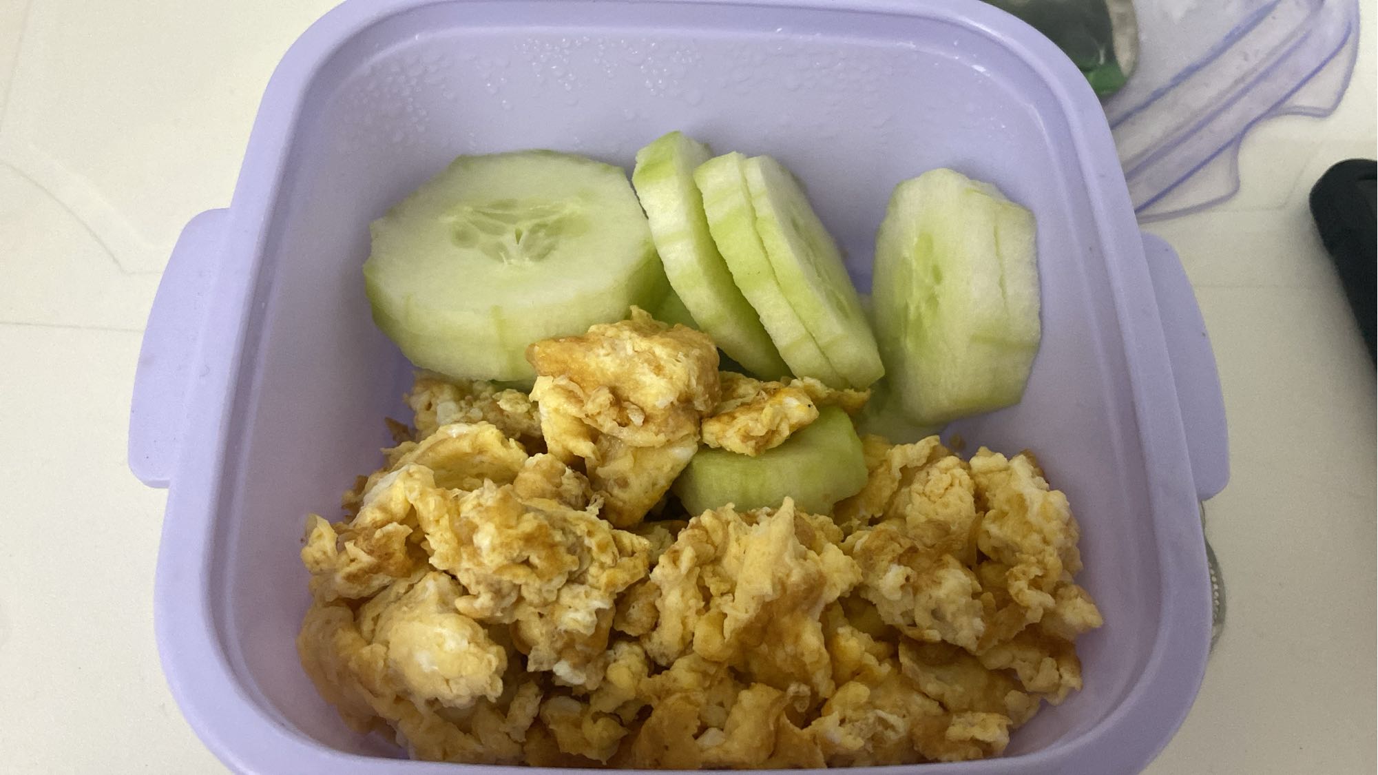 Huevos revueltos y pepino