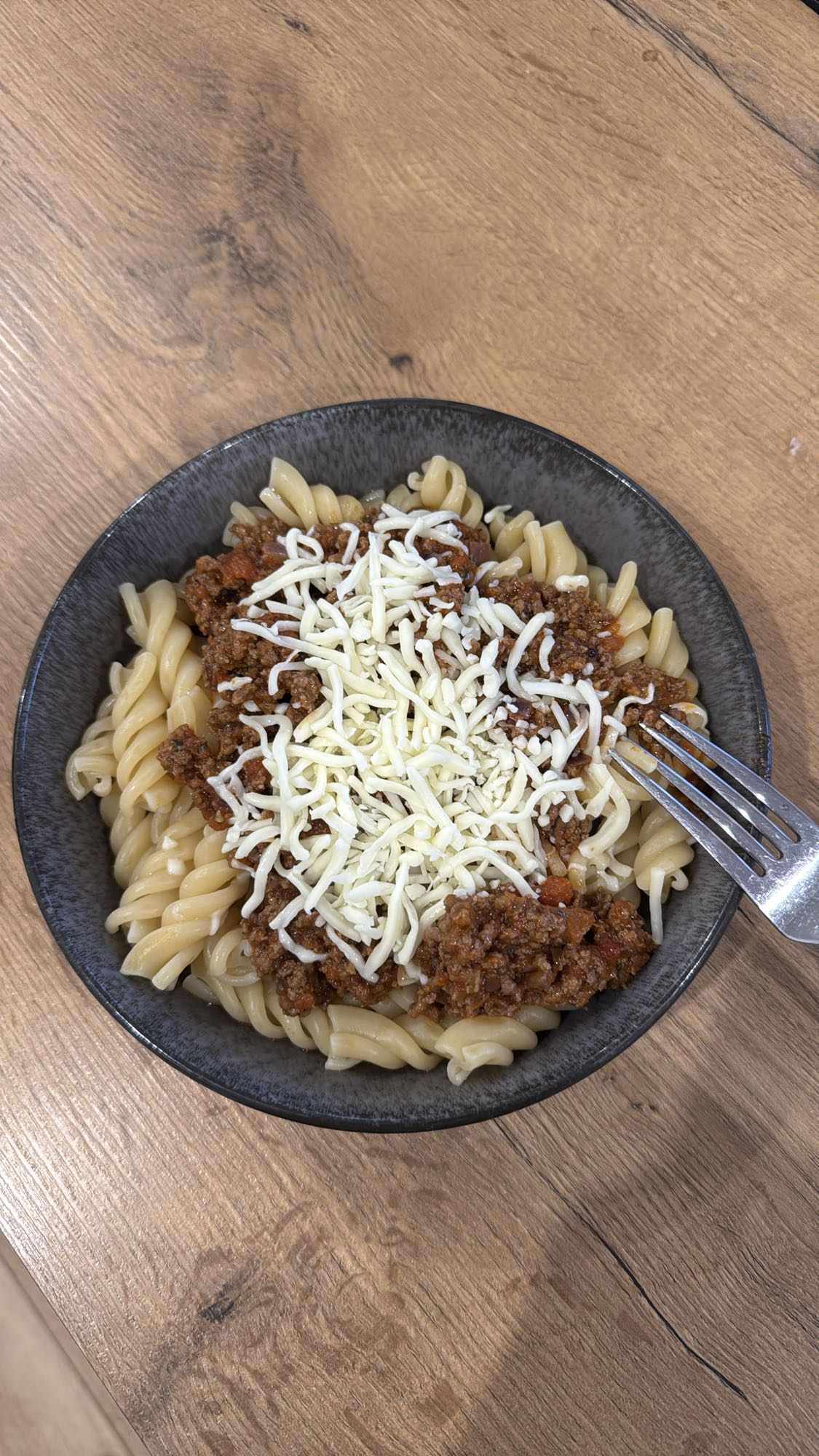Pasta mit Hackfleischsauce und Mozzarella Käse