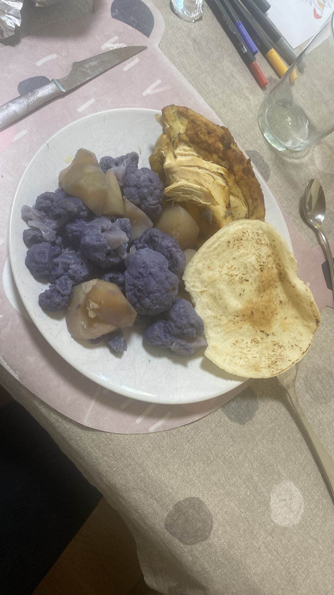 Pollo con coliflor morada