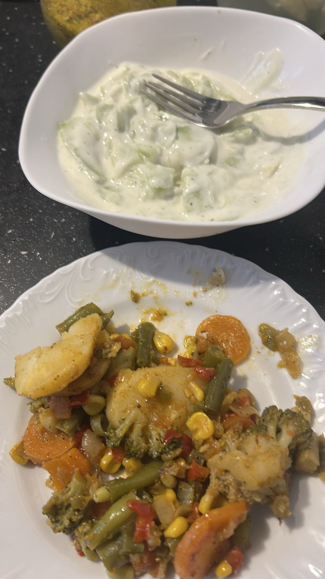 warzywa z jogurtem i ogórkiem