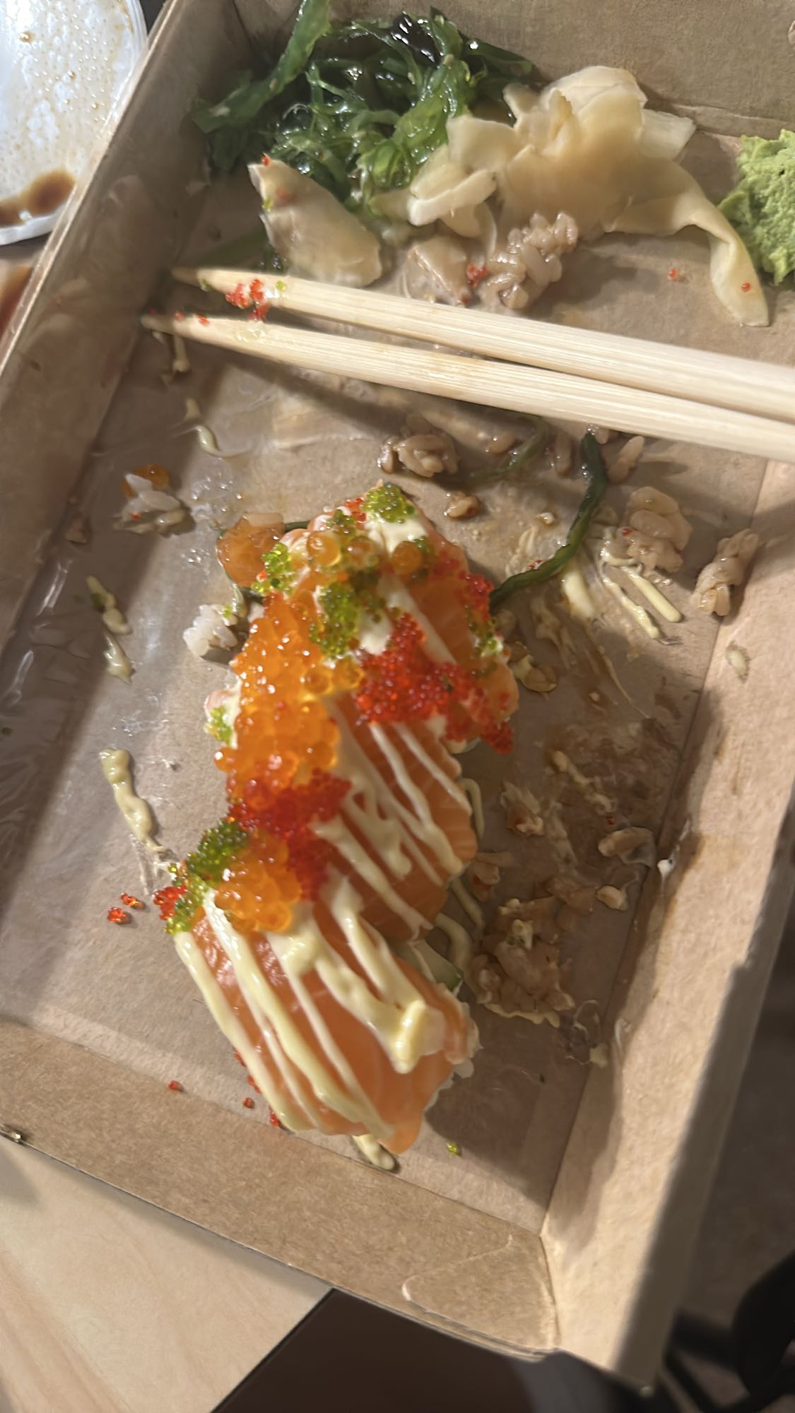 Lax sushi med topping