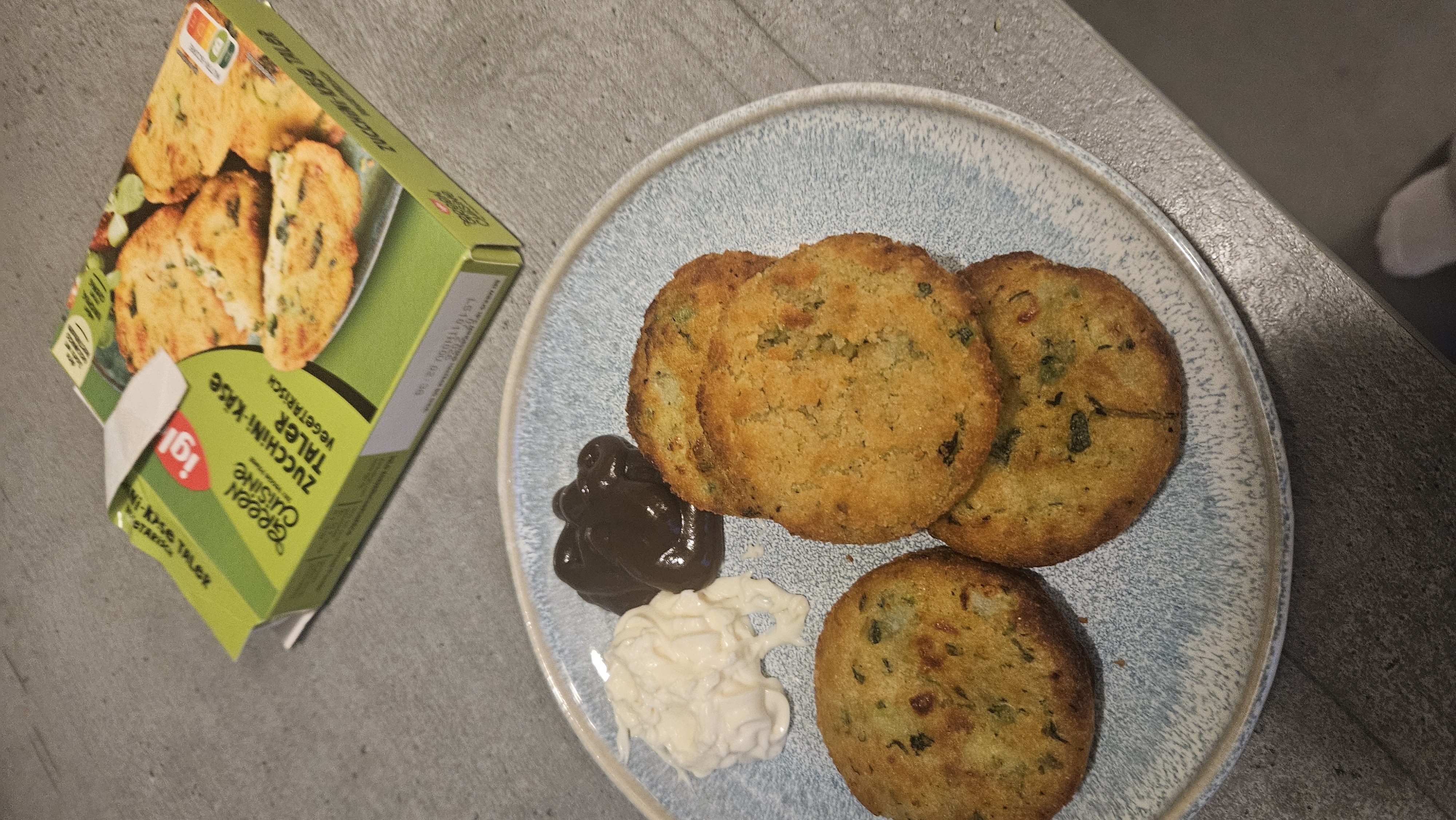 Zucchini Taler mit Saucen