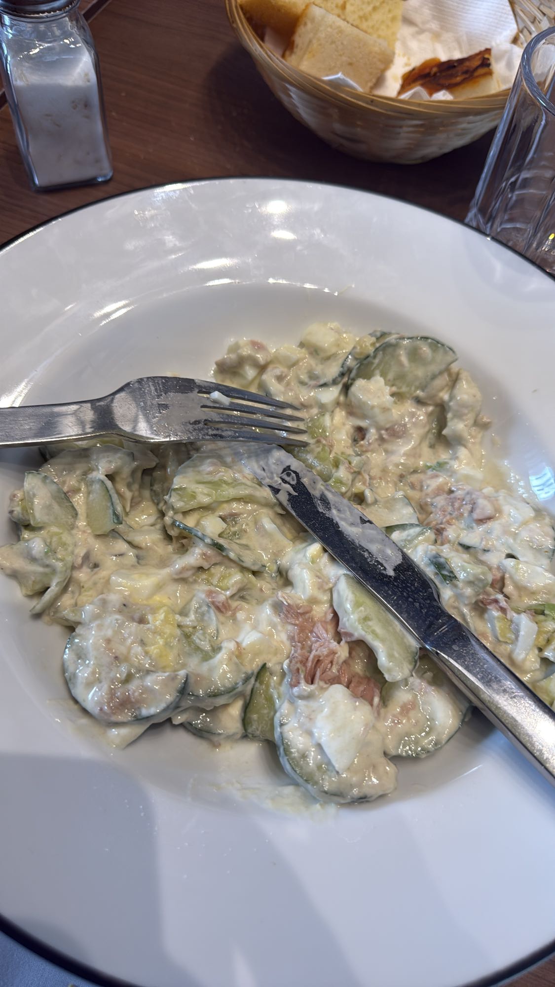 Ensalada de atún con pepino, yogur griego y palta