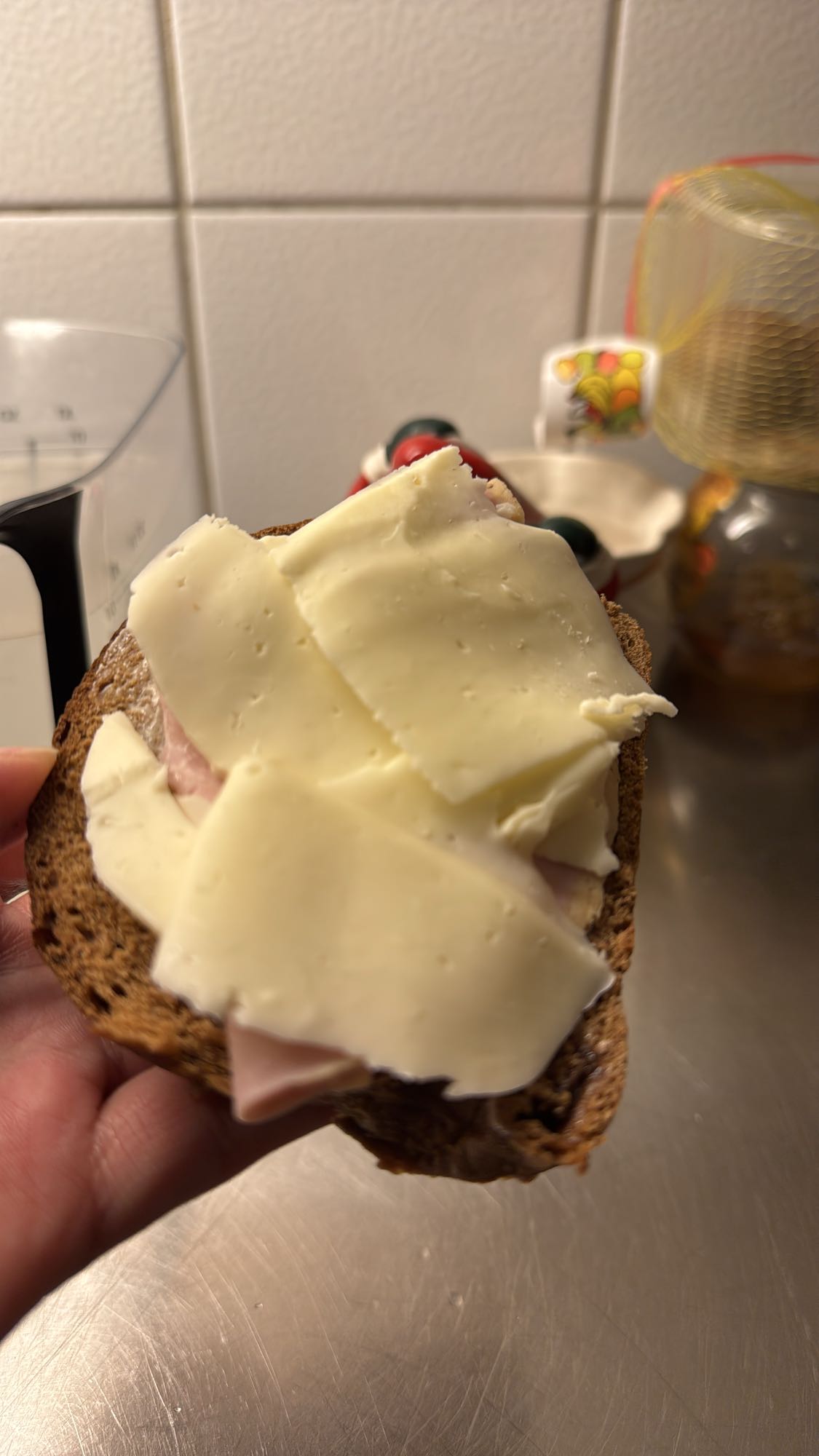 Ost och skinksmörgås