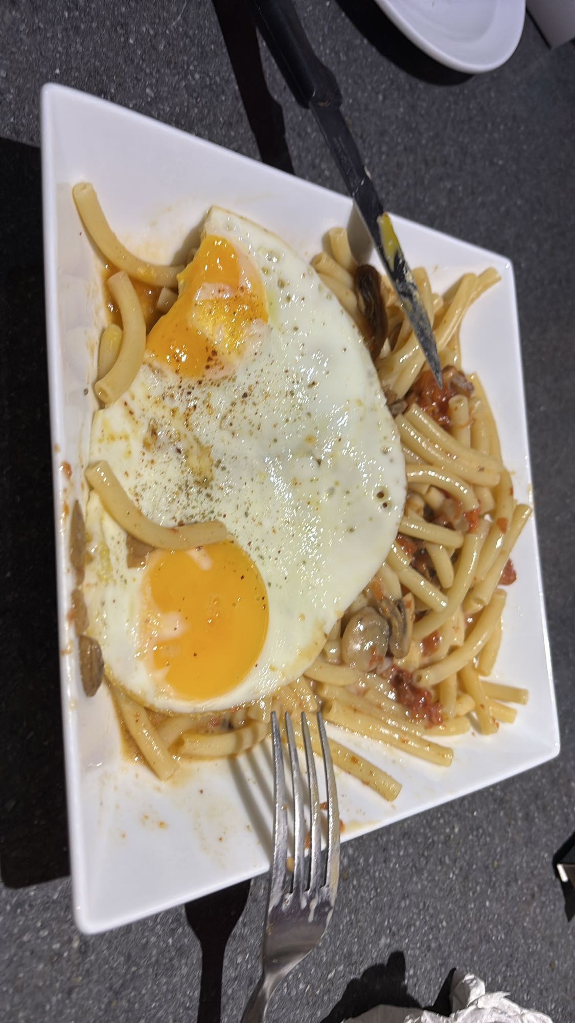 Pâtes aux œufs et champignons