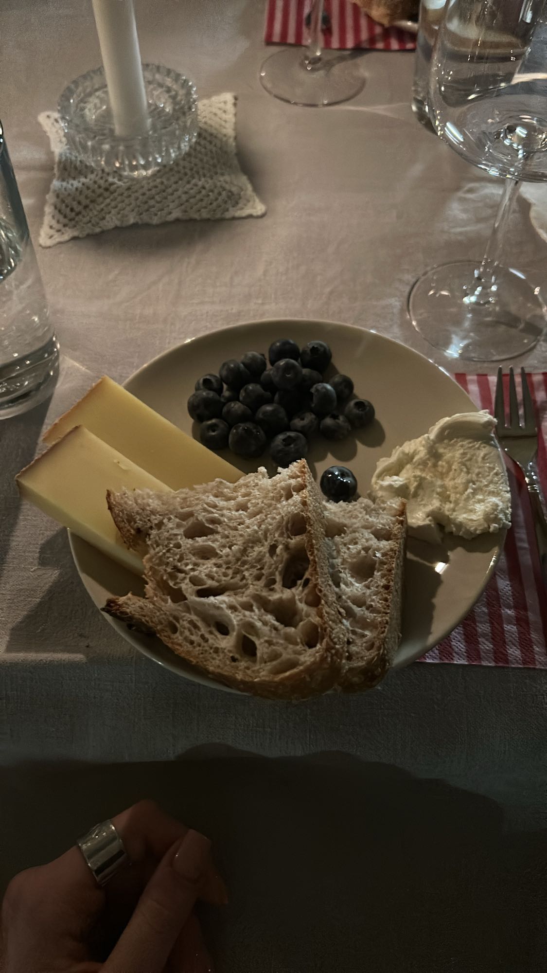 сыр, хлеб и ягоды