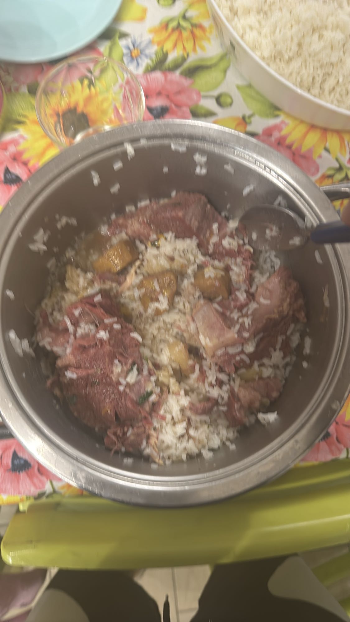 Arroz con carne y plátano