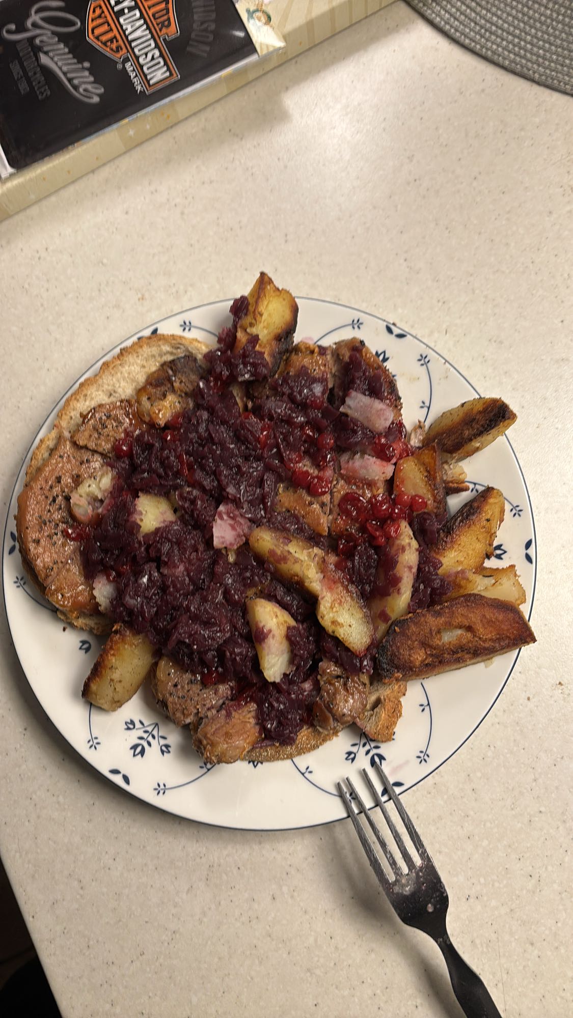 Poteter, brød og rødkål