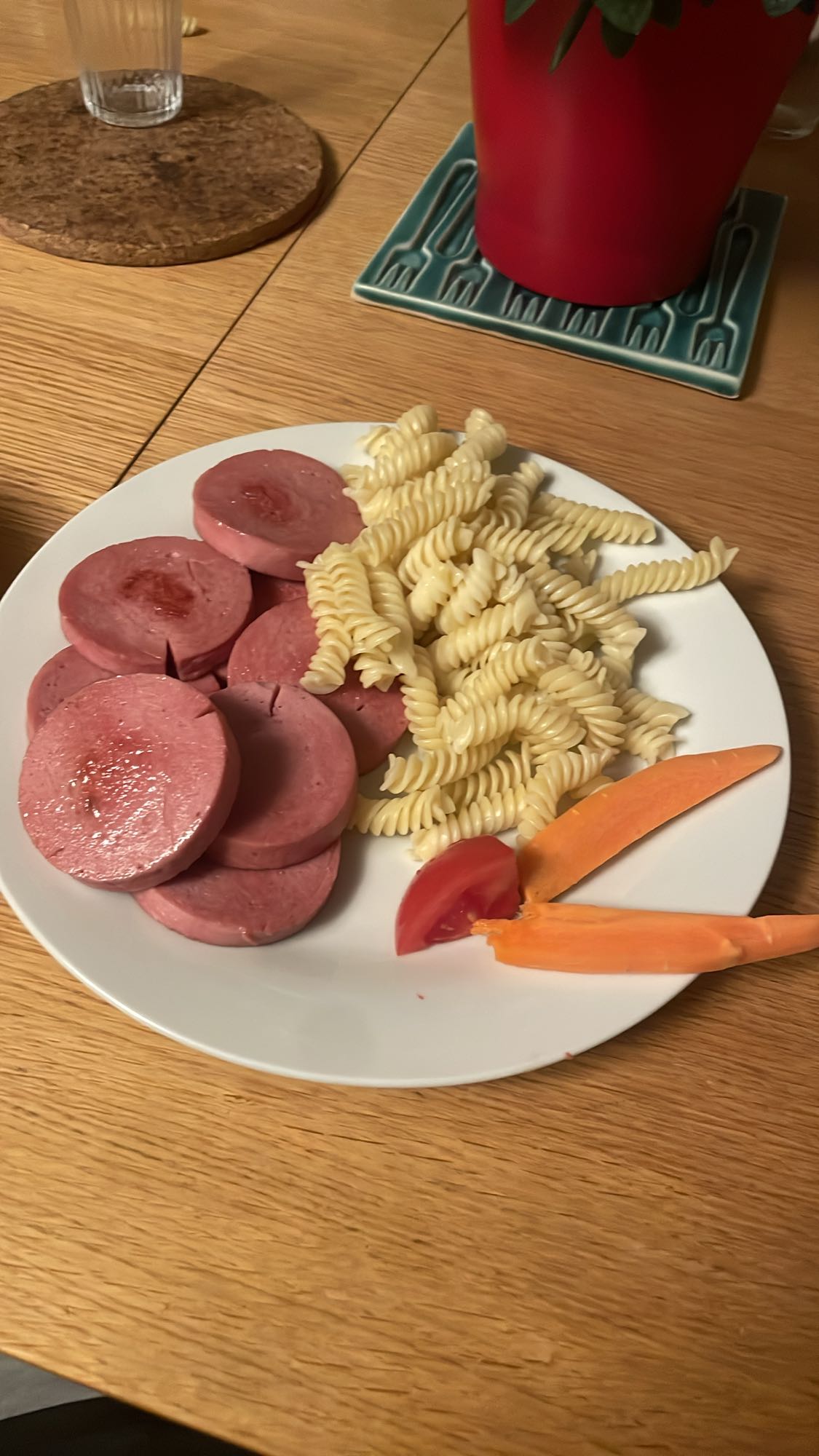 Korv med pasta och grönsaker