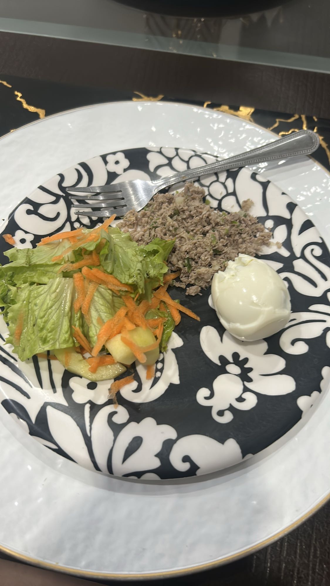 Ensalada con huevo y atún