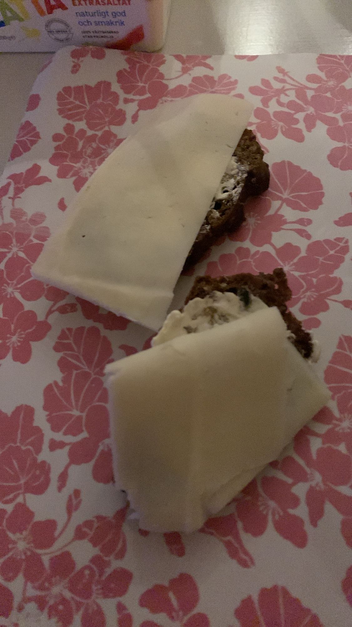 Ostsmörgås på rågbröd