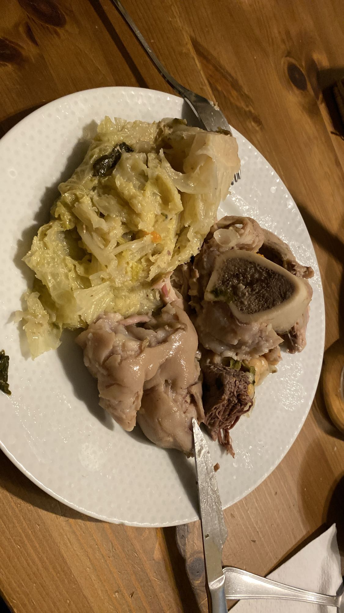 cocido con col, hueso y pollo