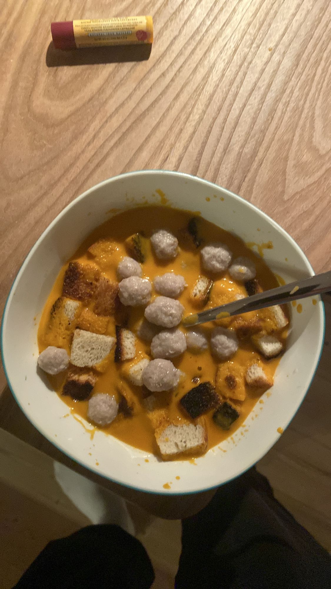 Tomatsuppe med krutonger og kjøttboller